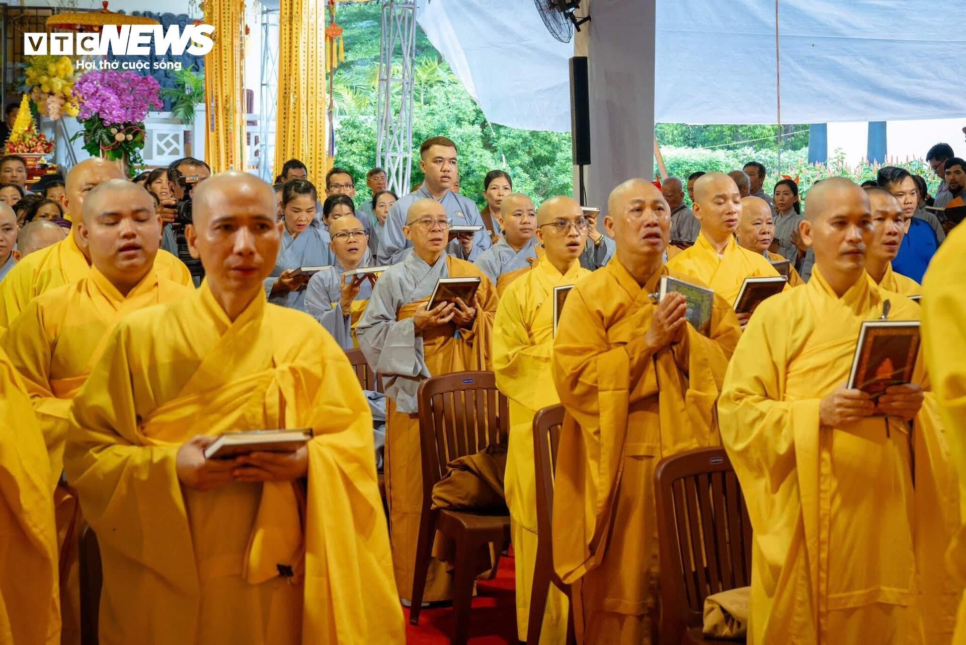 Lãnh đạo TP.HCM dự lễ cầu siêu, tưởng niệm liệt sĩ tại Công viên Lê Thị Riêng - 10