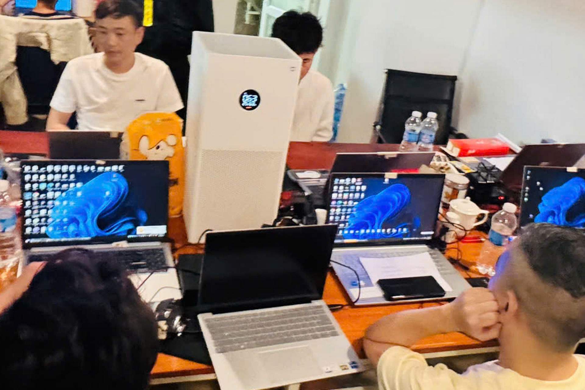 Bên trong khách sạn là 'trụ sở' của ổ lừa đảo xuyên quốc gia vừa bị triệt phá - 7