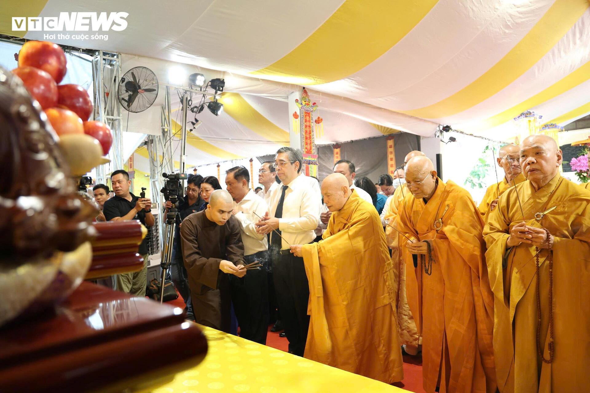 Lãnh đạo TP.HCM dự lễ cầu siêu, tưởng niệm liệt sĩ tại Công viên Lê Thị Riêng - 4