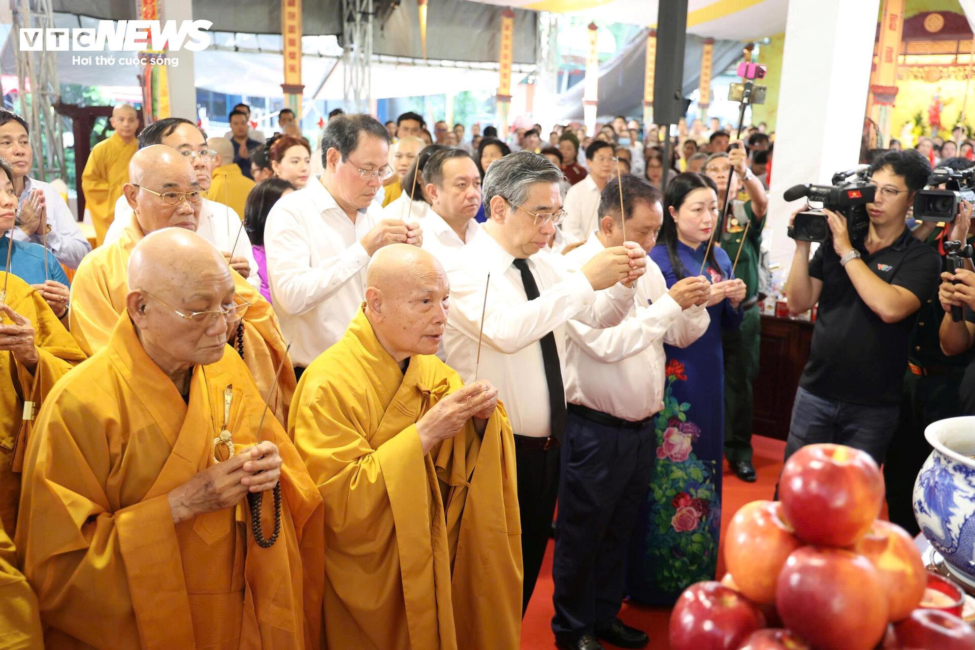Lãnh đạo TP.HCM dự lễ cầu siêu, tưởng niệm liệt sĩ tại Công viên Lê Thị Riêng - 5