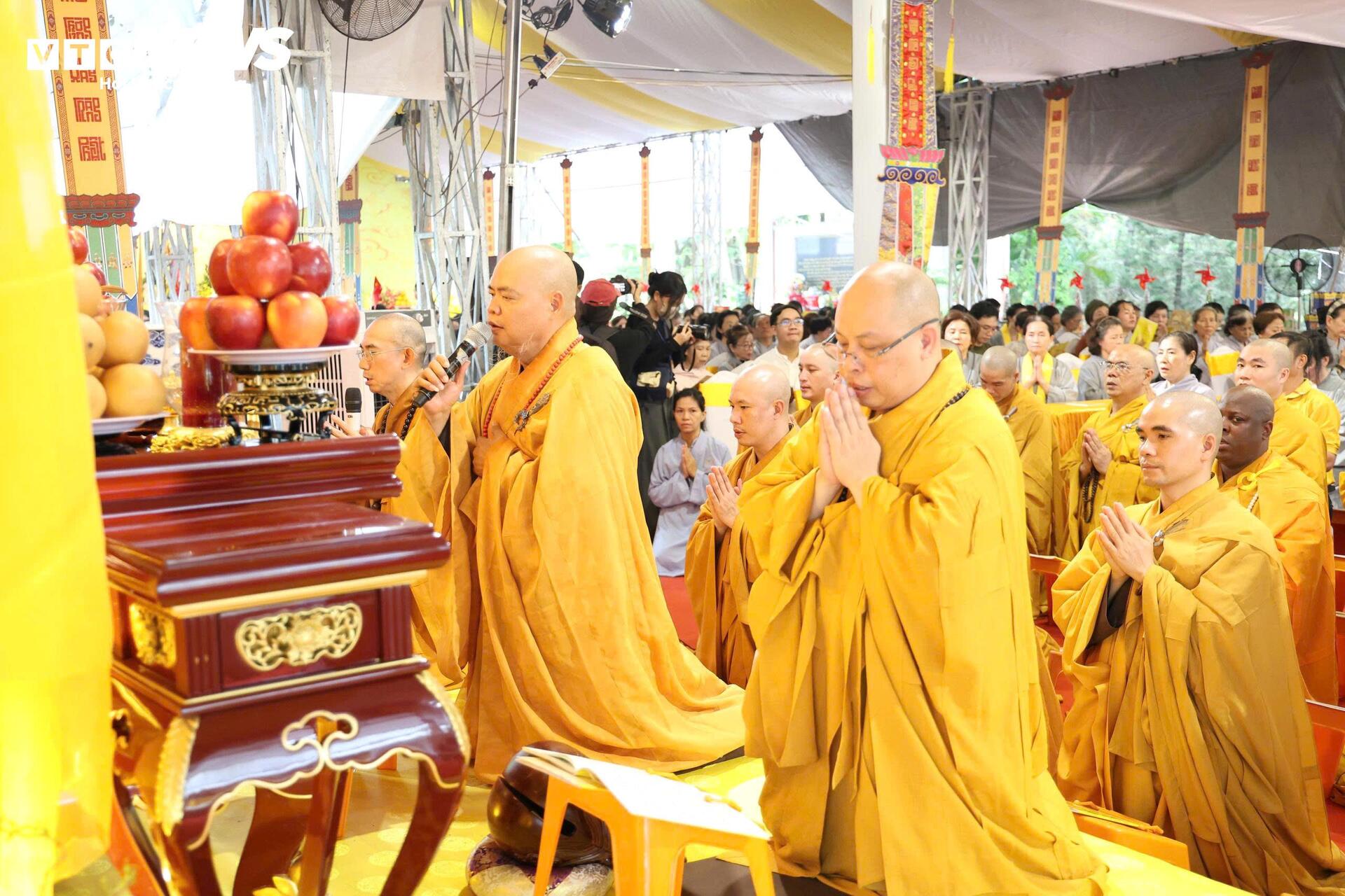 Lãnh đạo TP.HCM dự lễ cầu siêu, tưởng niệm liệt sĩ tại Công viên Lê Thị Riêng - 3