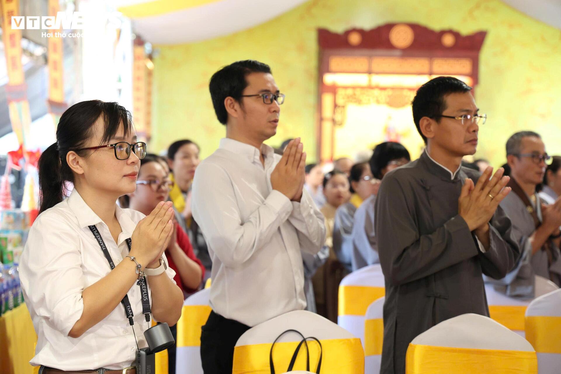 Lãnh đạo TP.HCM dự lễ cầu siêu, tưởng niệm liệt sĩ tại Công viên Lê Thị Riêng - 12