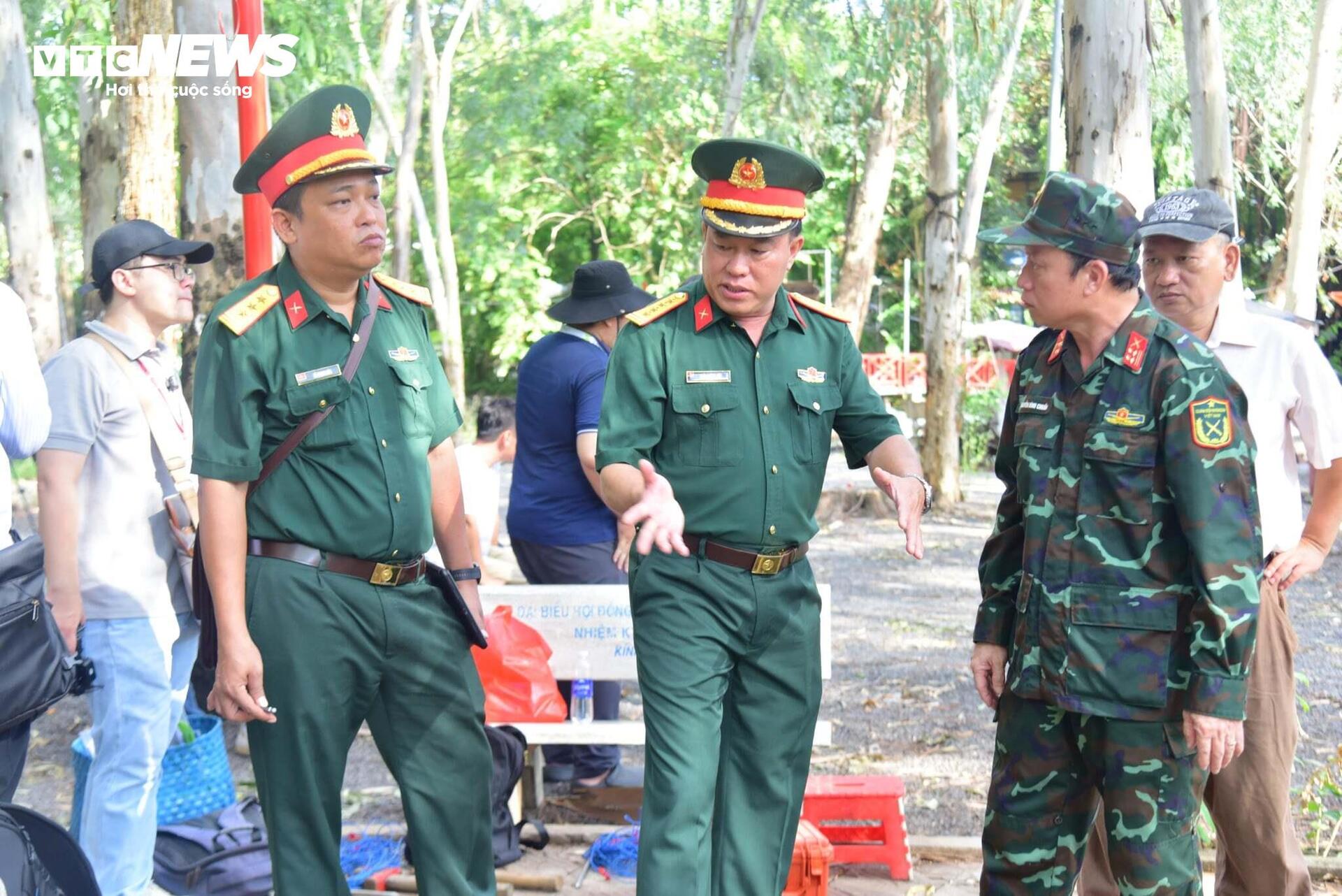 Quét radar xuyên đất tìm rãnh mộ liệt sĩ tập thể tại Công viên Lê Thị Riêng - 1