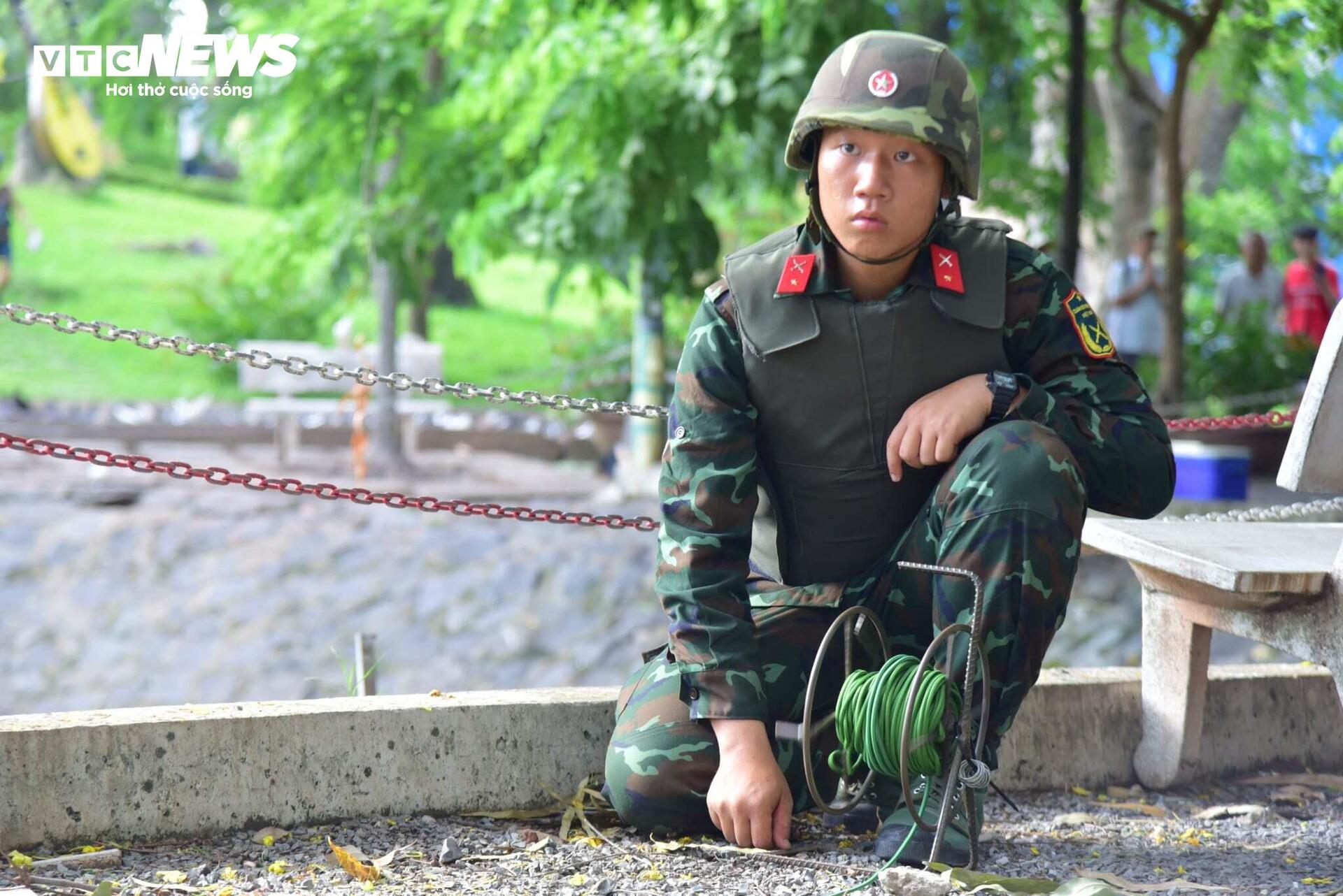 Quét radar xuyên đất tìm rãnh mộ liệt sĩ tập thể tại Công viên Lê Thị Riêng - 2