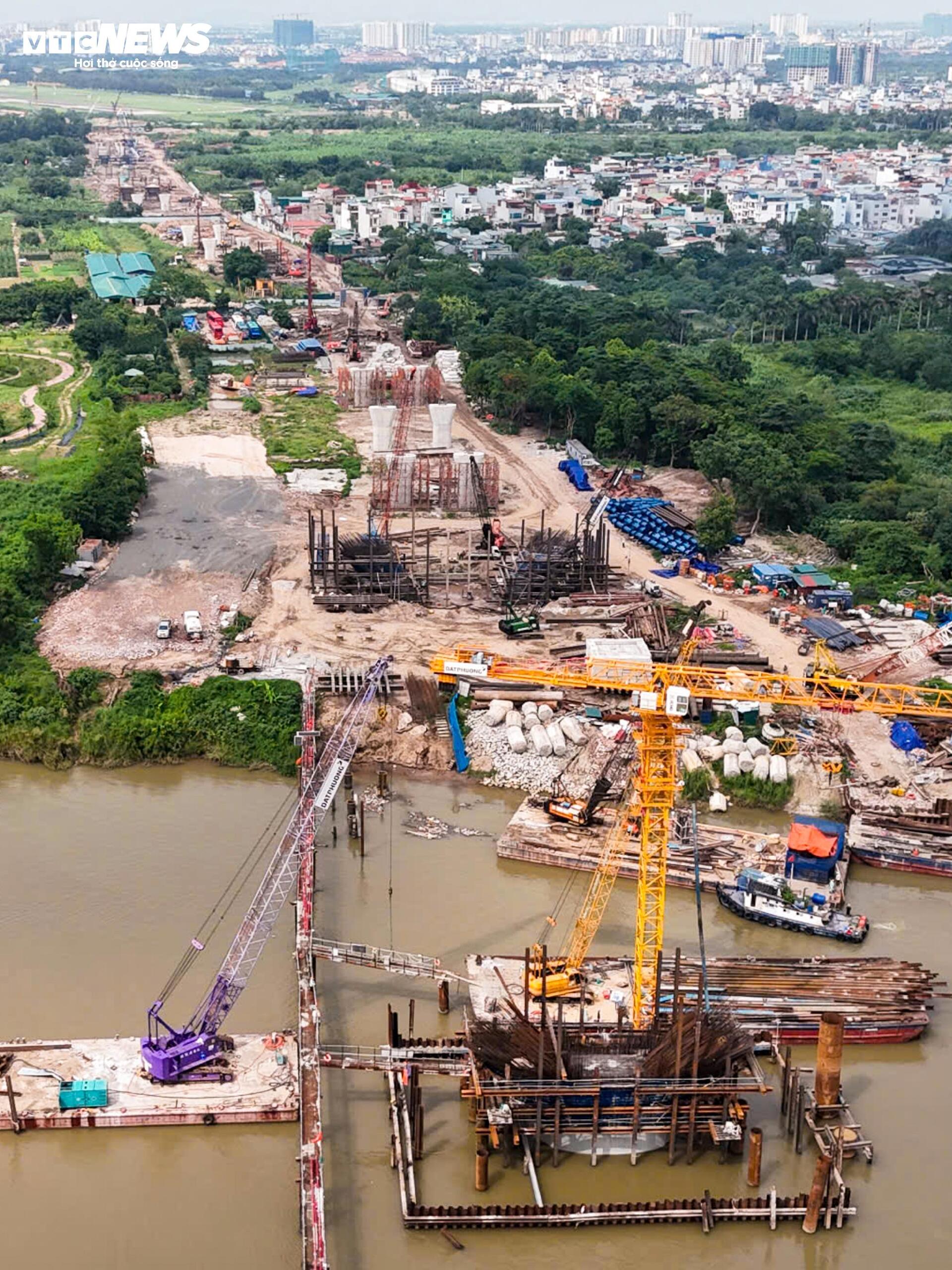 Các trụ chính cầu Trần Hưng Đạo vươn lên giữa sông Hồng - 14