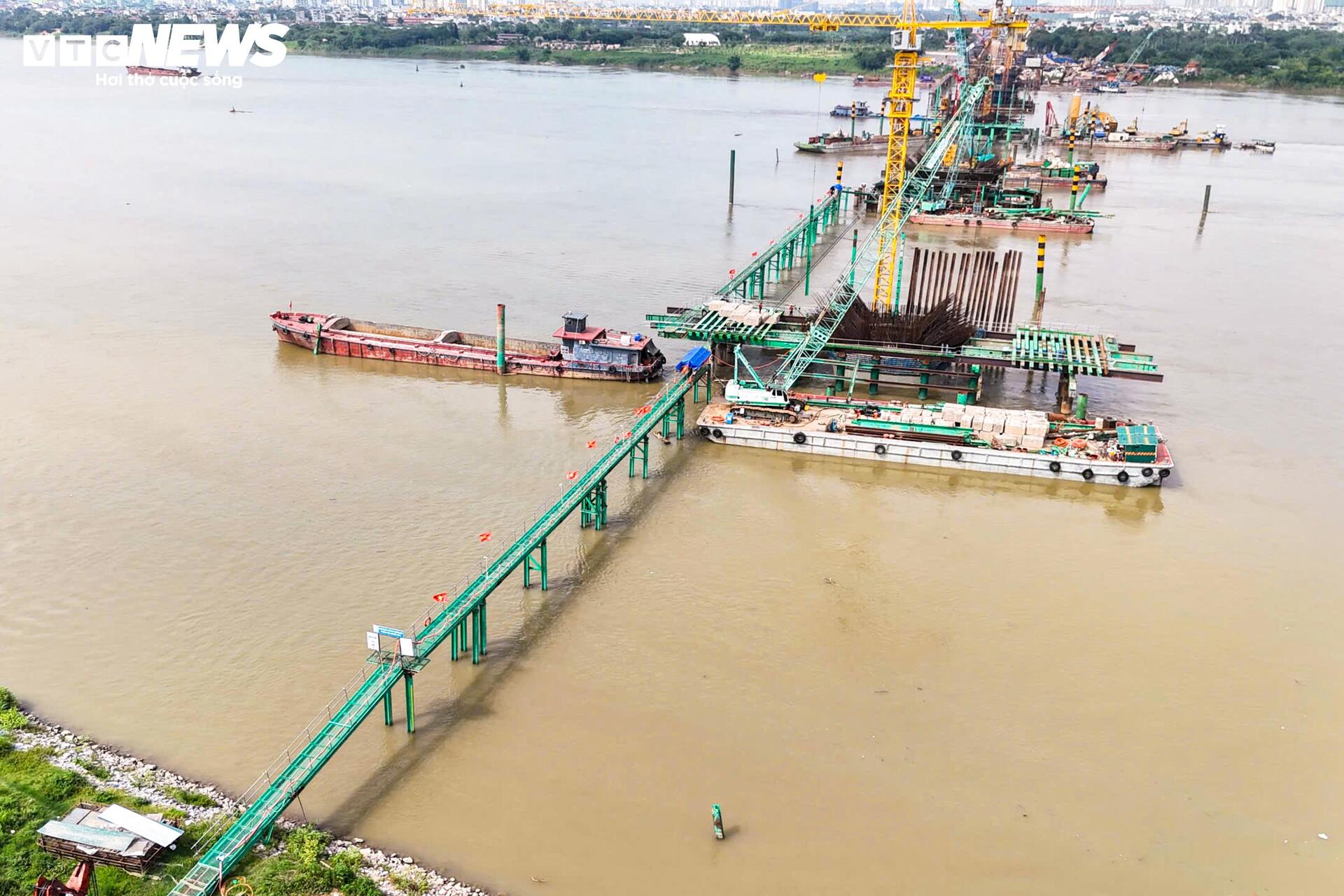 Các trụ chính cầu Trần Hưng Đạo vươn lên giữa sông Hồng - 2