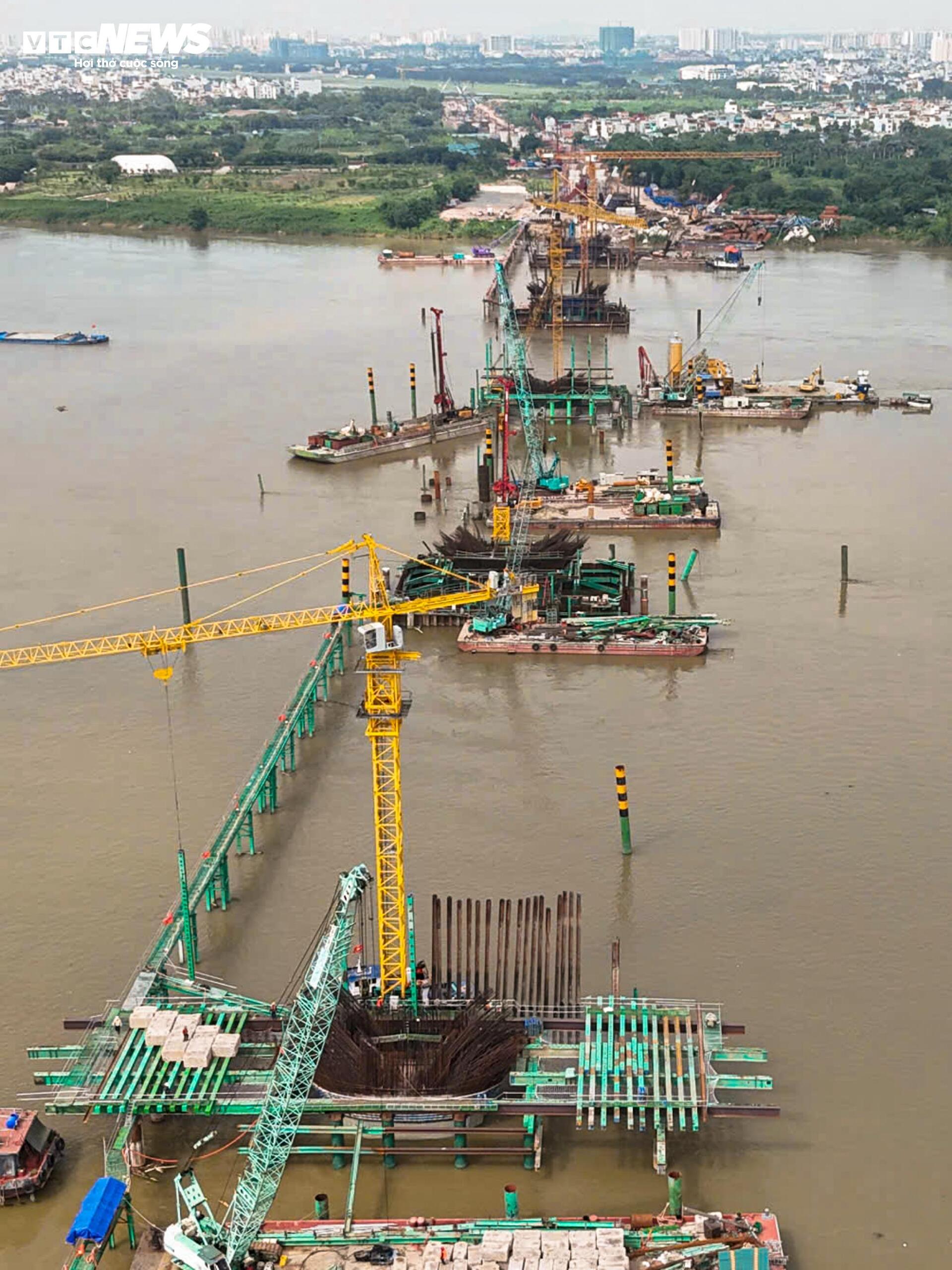 Các trụ chính cầu Trần Hưng Đạo vươn lên giữa sông Hồng - 3