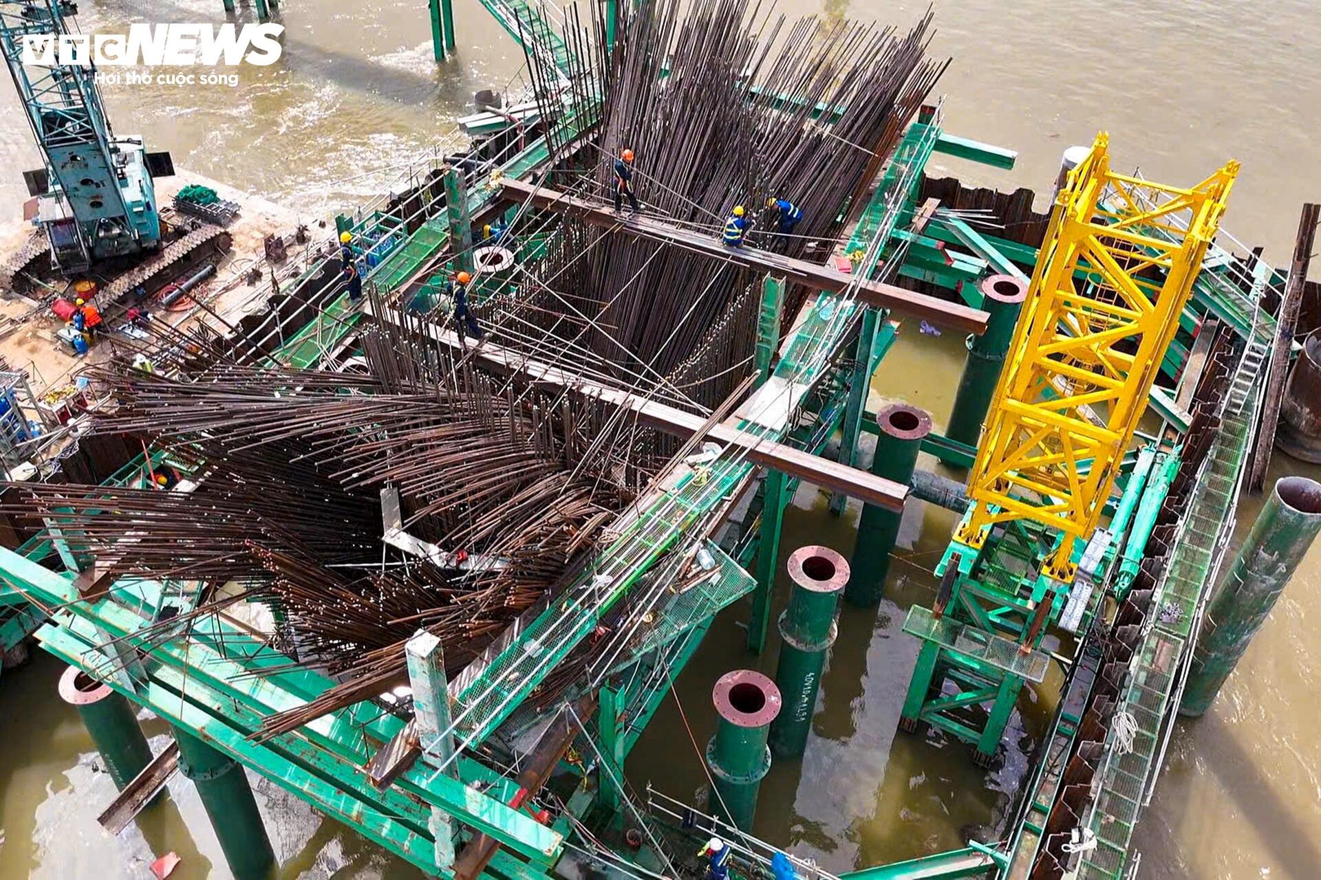Các trụ chính cầu Trần Hưng Đạo vươn lên giữa sông Hồng - 4
