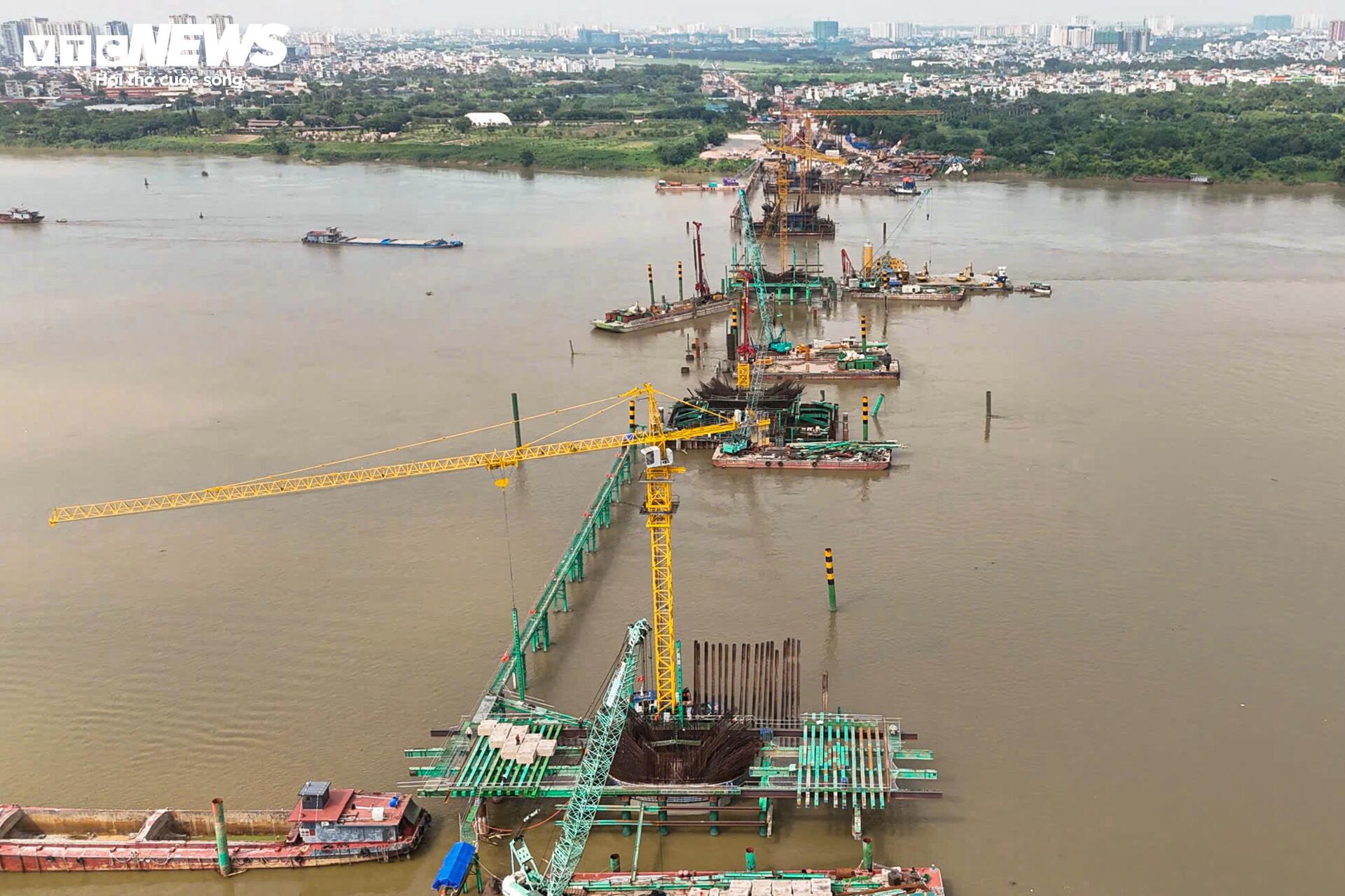Các trụ chính cầu Trần Hưng Đạo vươn lên giữa sông Hồng - 15