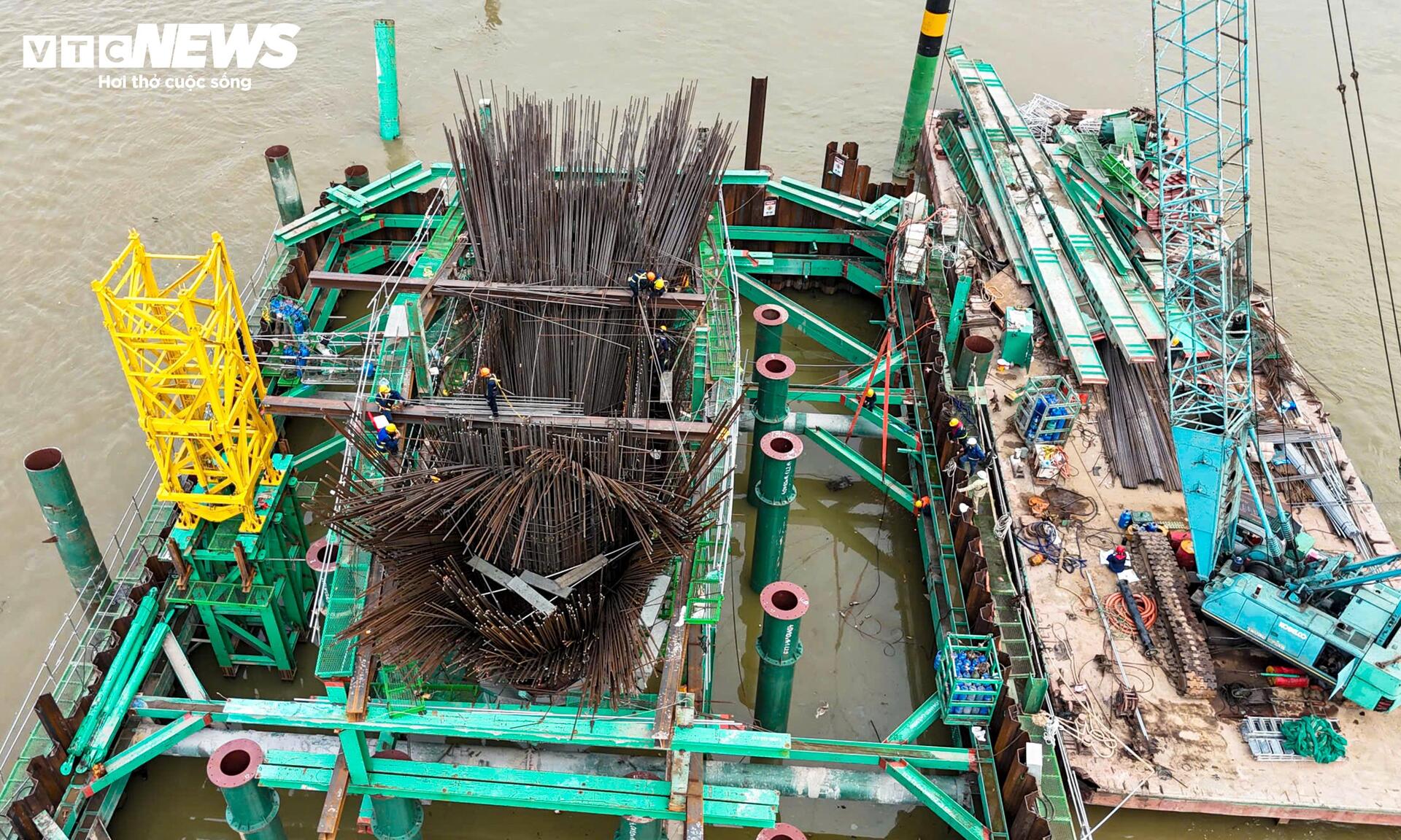 Các trụ chính cầu Trần Hưng Đạo vươn lên giữa sông Hồng - 7