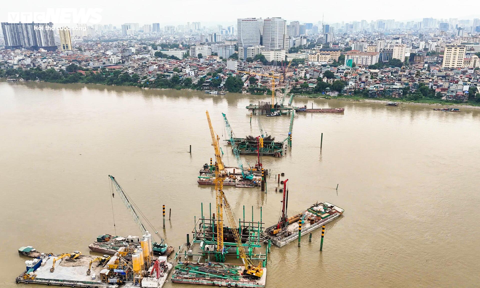 Các trụ chính cầu Trần Hưng Đạo vươn lên giữa sông Hồng - 1