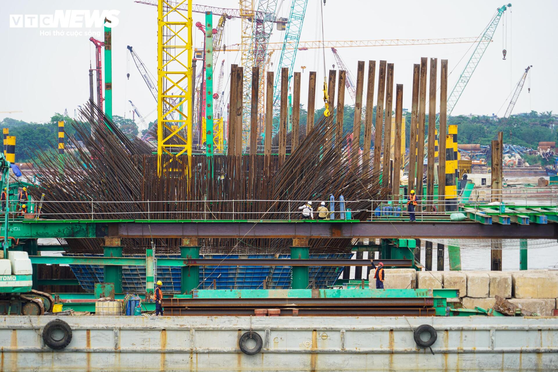 Các trụ chính cầu Trần Hưng Đạo vươn lên giữa sông Hồng - 8