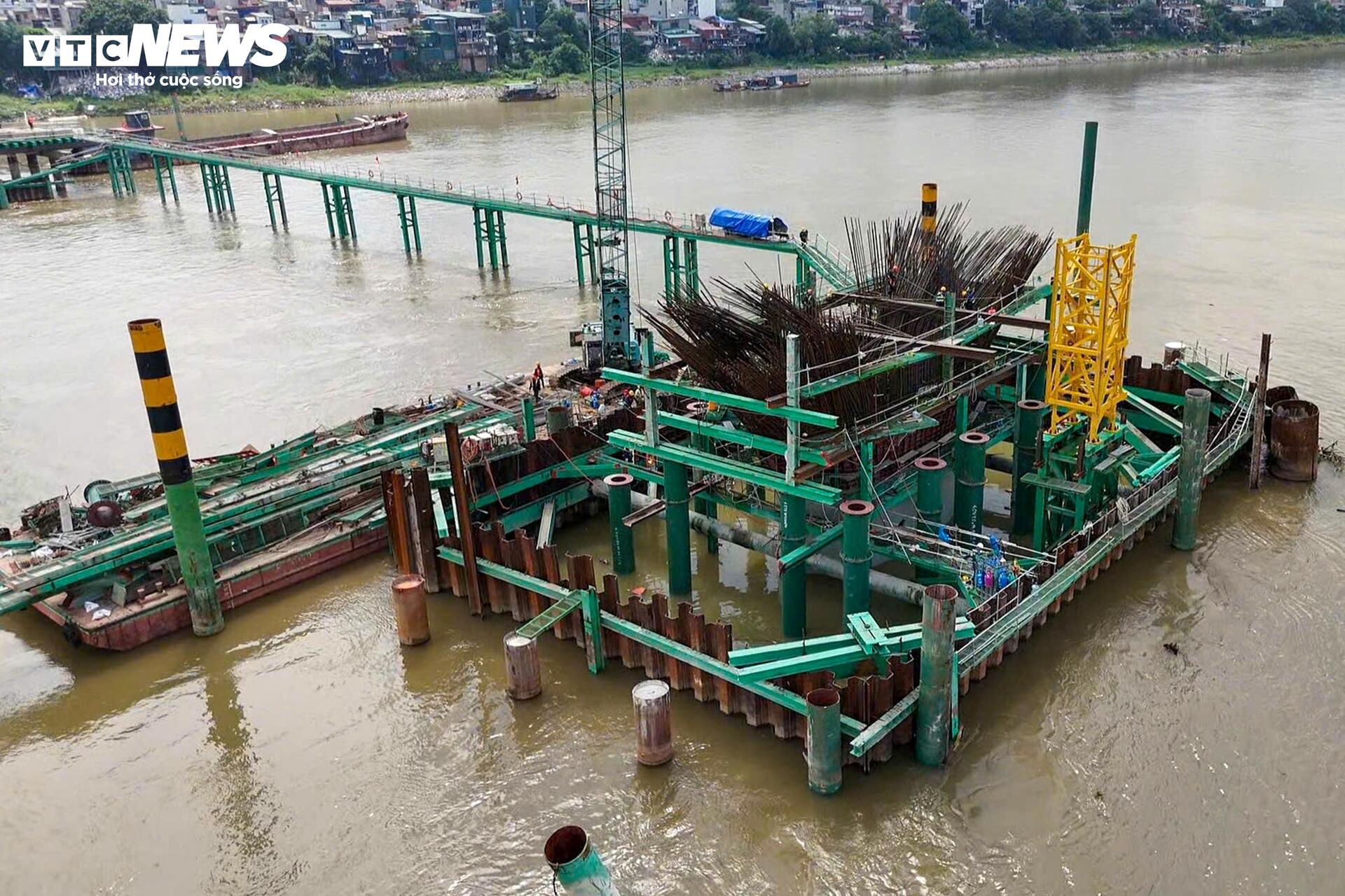 Các trụ chính cầu Trần Hưng Đạo vươn lên giữa sông Hồng - 6