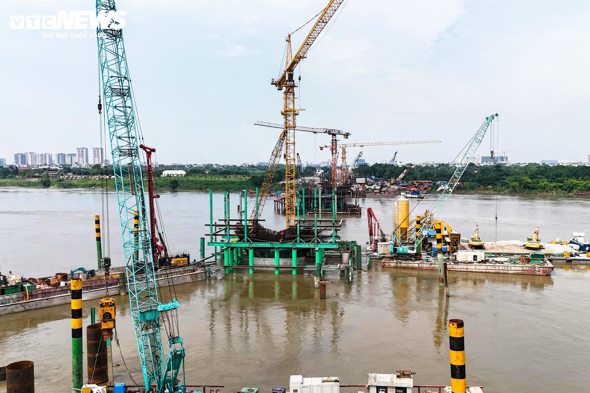 Các trụ chính cầu Trần Hưng Đạo vươn lên giữa sông Hồng - 9