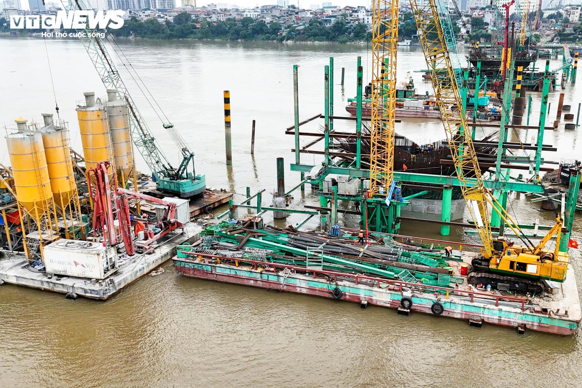 Các trụ chính cầu Trần Hưng Đạo vươn lên giữa sông Hồng - 10