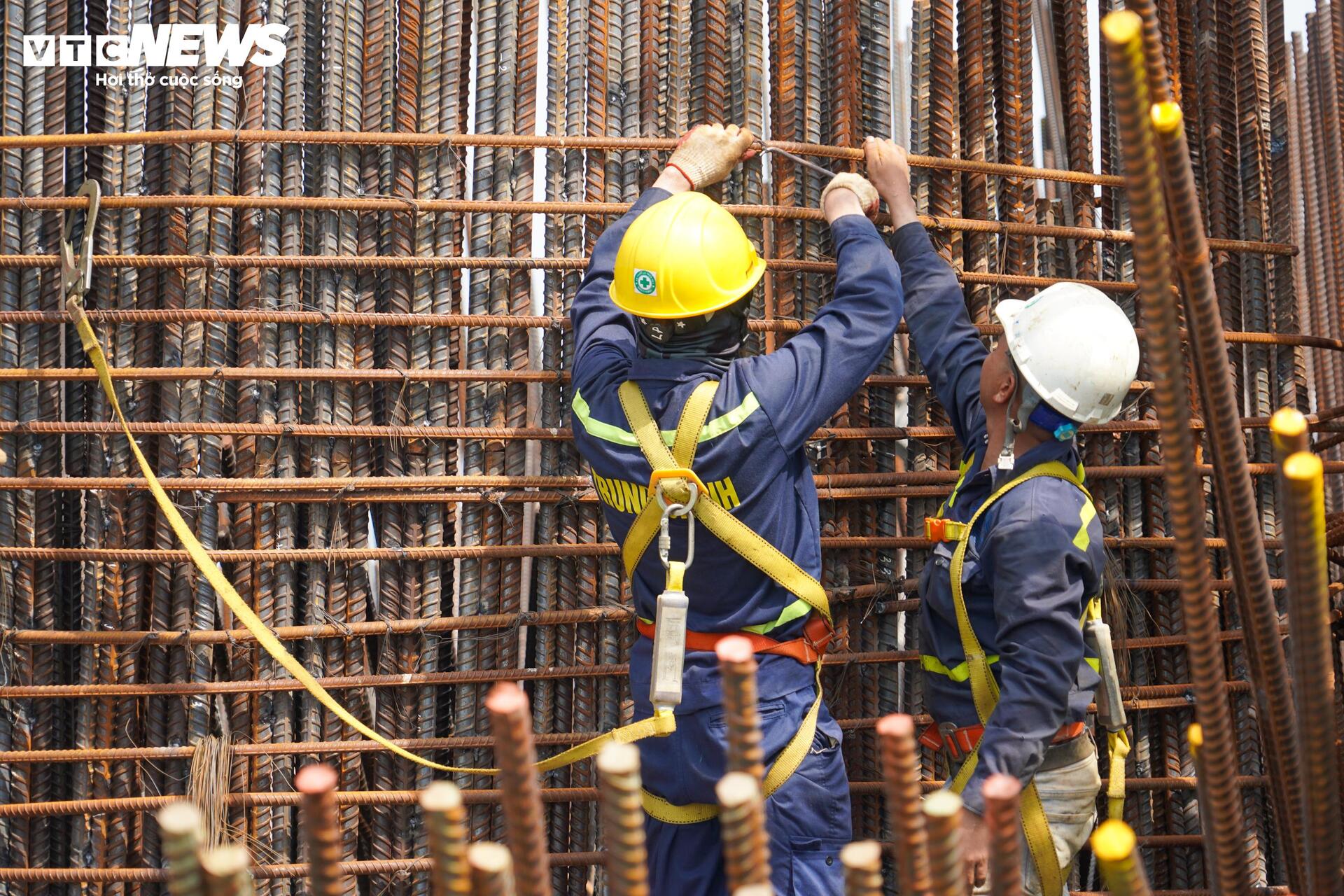 Các trụ chính cầu Trần Hưng Đạo vươn lên giữa sông Hồng - 13