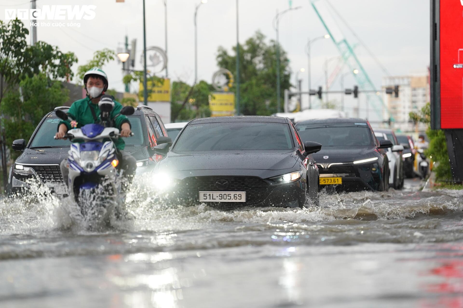 Mưa lớn ngập chân cầu Ba Son, loạt xe chết máy, ô tô phải gọi cứu hộ - 3