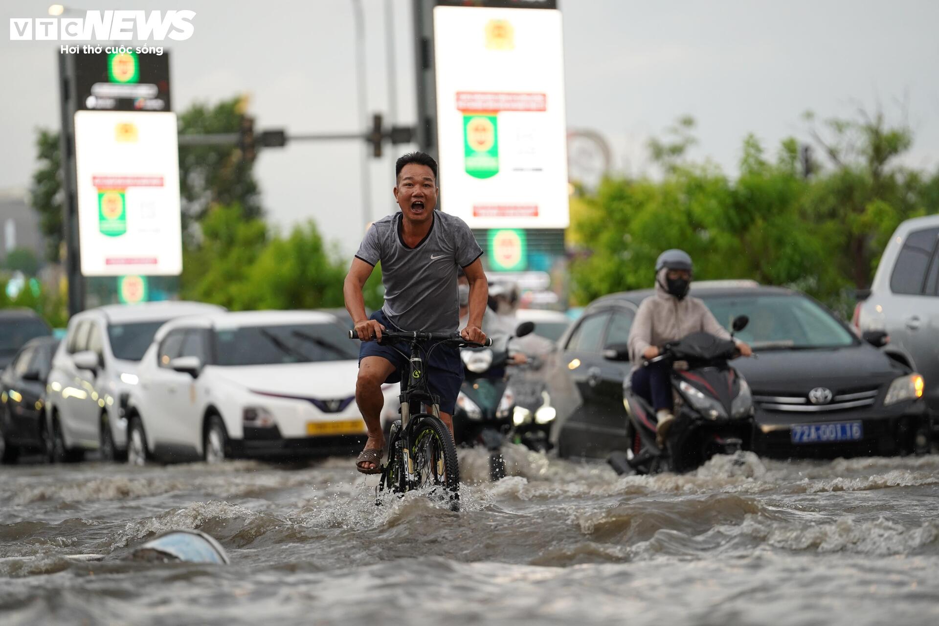 Mưa lớn ngập chân cầu Ba Son, loạt xe chết máy, ô tô phải gọi cứu hộ - 6