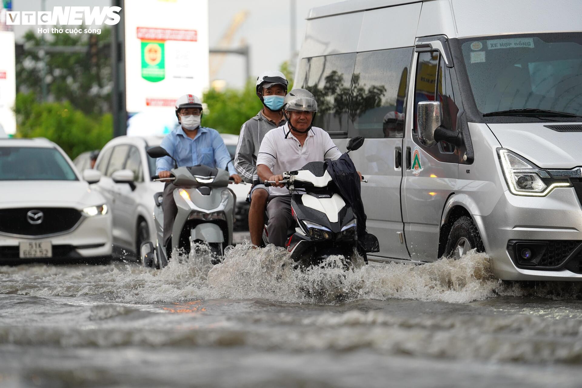 Mưa lớn ngập chân cầu Ba Son, loạt xe chết máy, ô tô phải gọi cứu hộ - 7