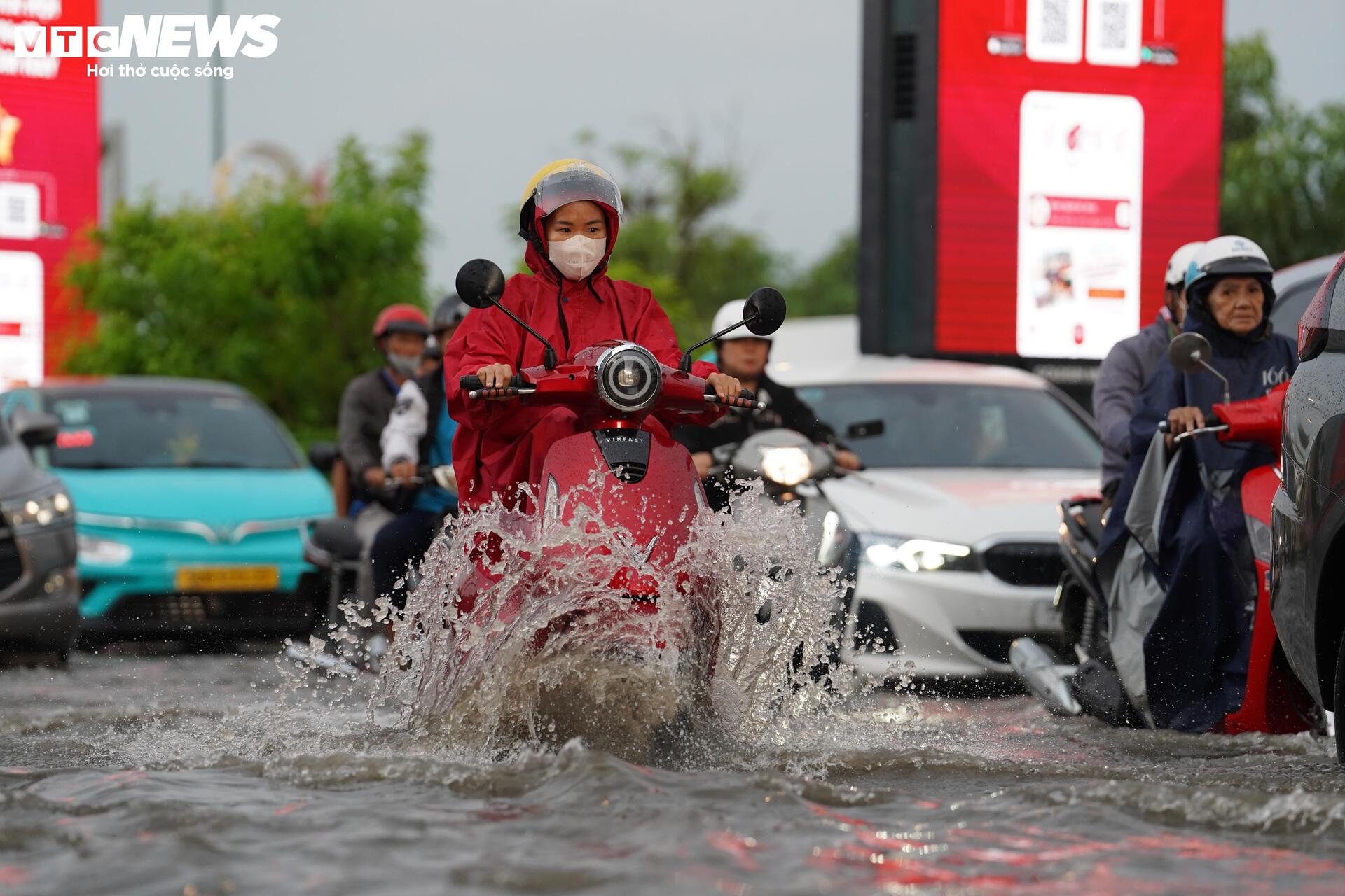 Mưa lớn ngập chân cầu Ba Son, loạt xe chết máy, ô tô phải gọi cứu hộ - 10