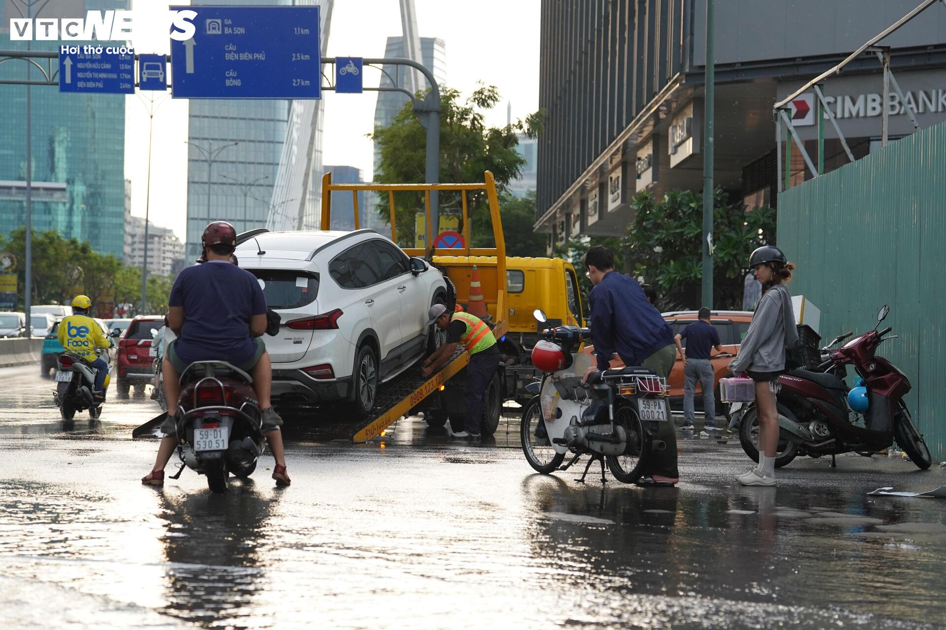 Mưa lớn ngập chân cầu Ba Son, loạt xe chết máy, ô tô phải gọi cứu hộ - 8