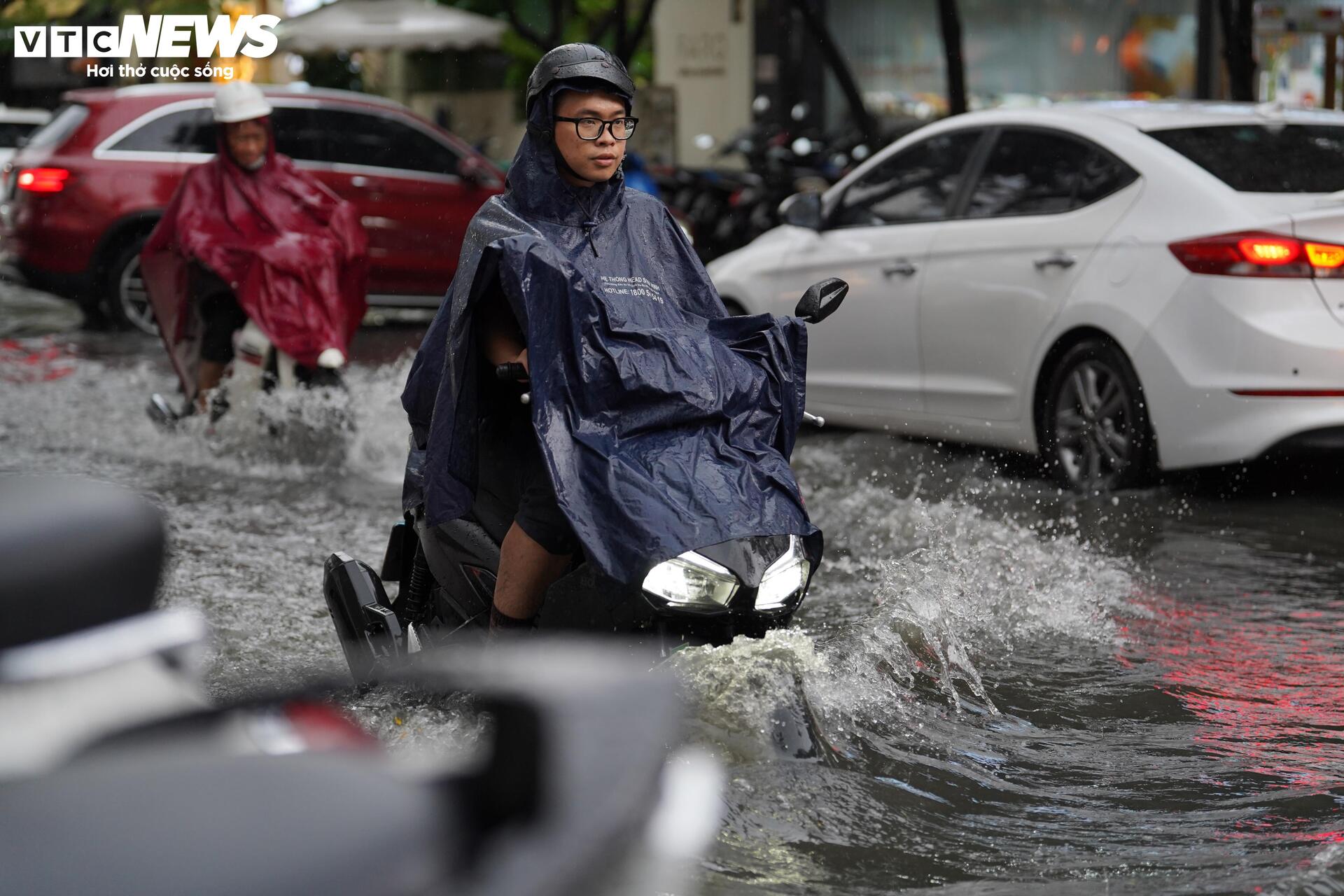 Mưa lớn ngập chân cầu Ba Son, loạt xe chết máy, ô tô phải gọi cứu hộ - 1
