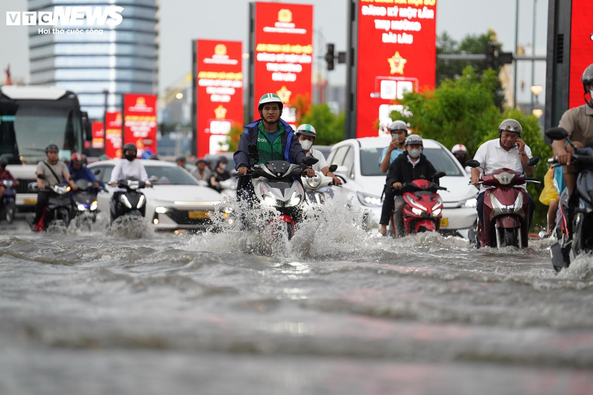 Mưa lớn ngập chân cầu Ba Son, loạt xe chết máy, ô tô phải gọi cứu hộ - 12