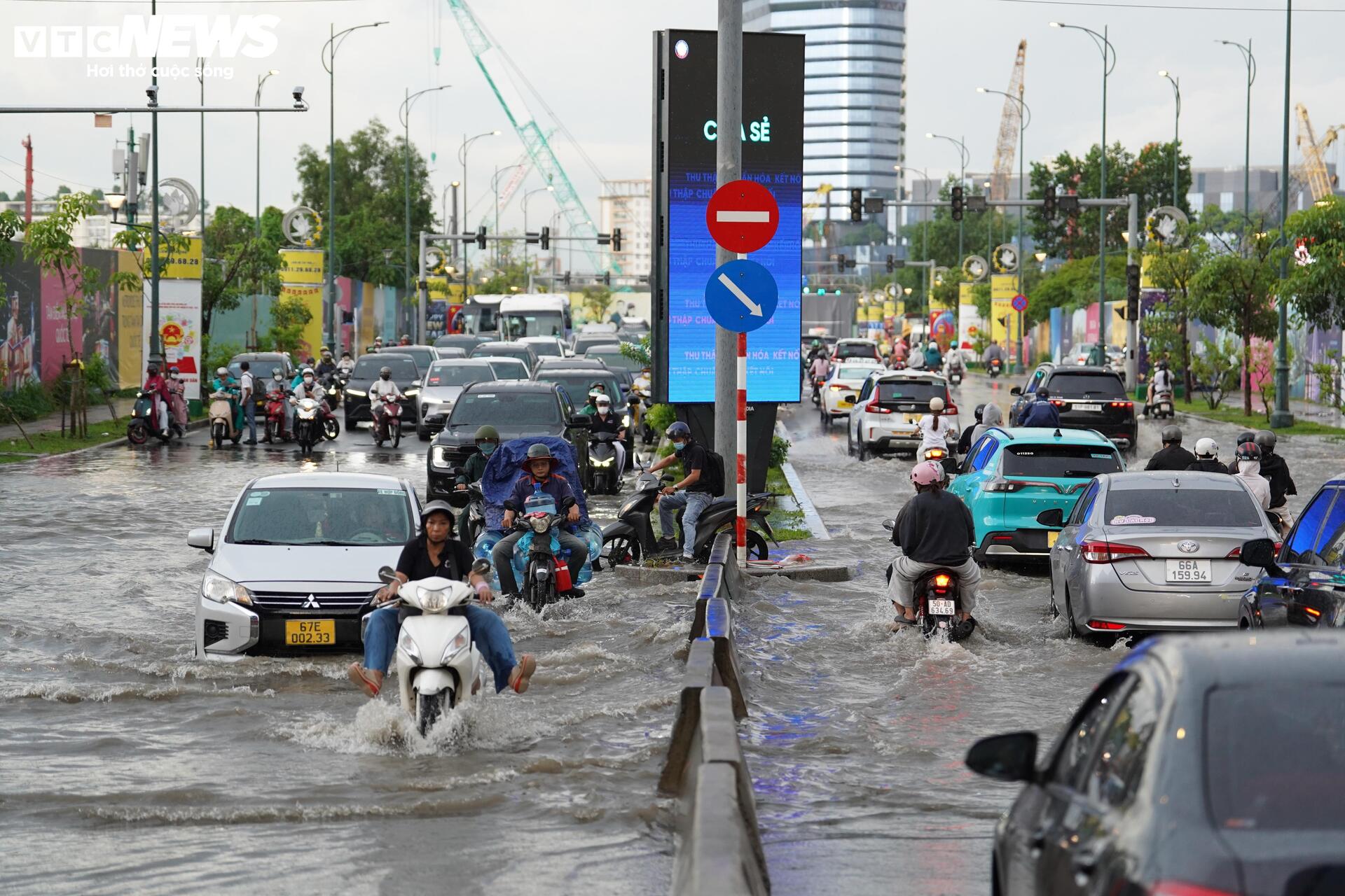 Mưa lớn ngập chân cầu Ba Son, loạt xe chết máy, ô tô phải gọi cứu hộ - 13