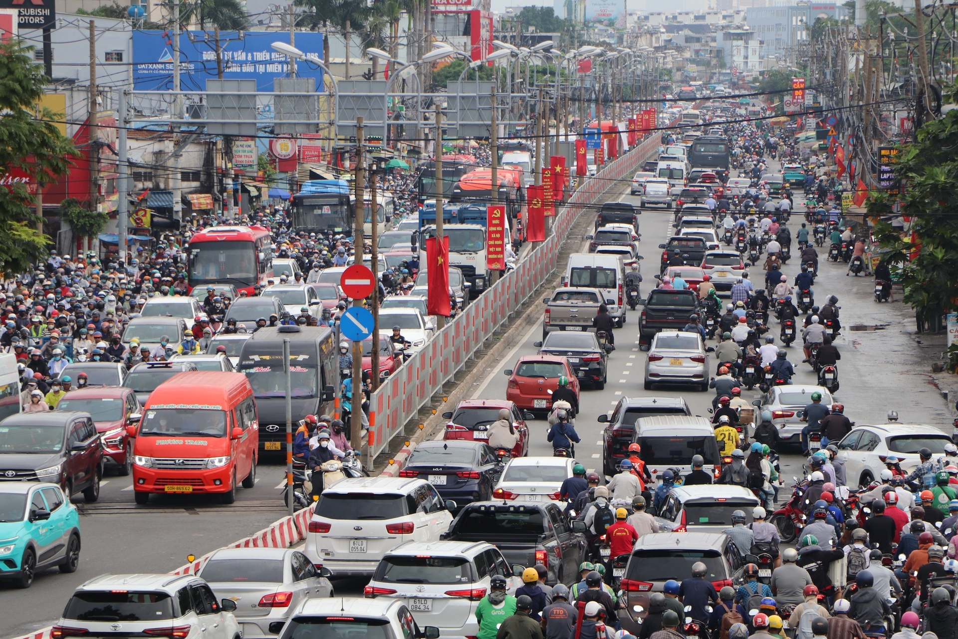 Gỡ 'điểm nghẽn' Quốc lộ 13, cú hích cho bất động sản Đông Bắc TP.HCM - 1