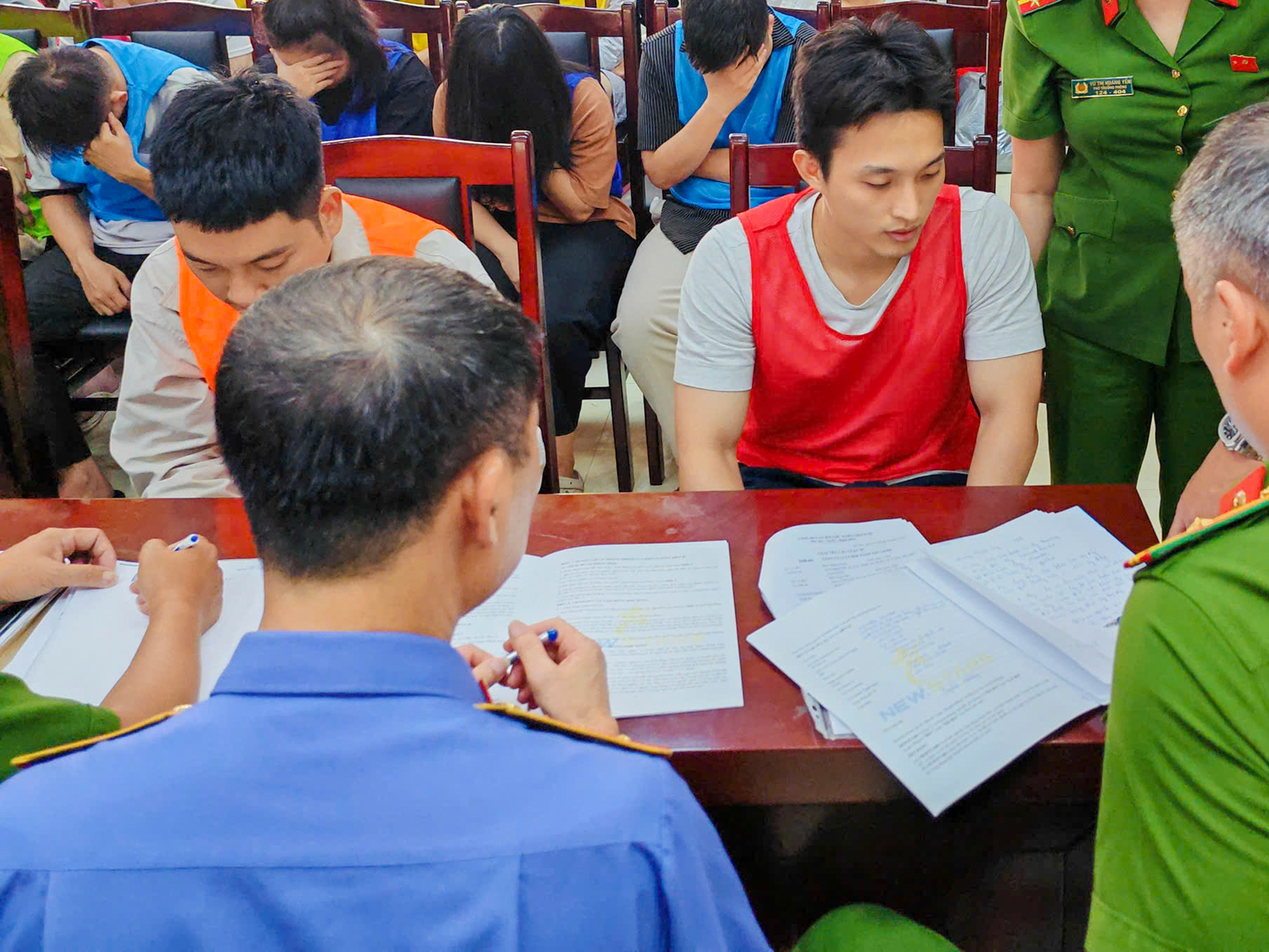 Công an lấy lời khai hàng trăm nghi phạm trong đường dây lừa đảo bán hợp đồng kỳ nghỉ - 11