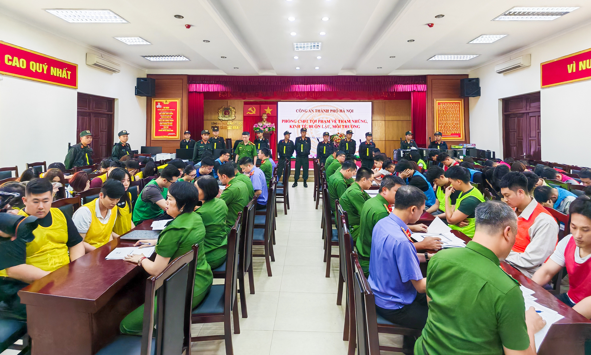 Công an lấy lời khai hàng trăm nghi phạm trong đường dây lừa đảo bán hợp đồng kỳ nghỉ - 1