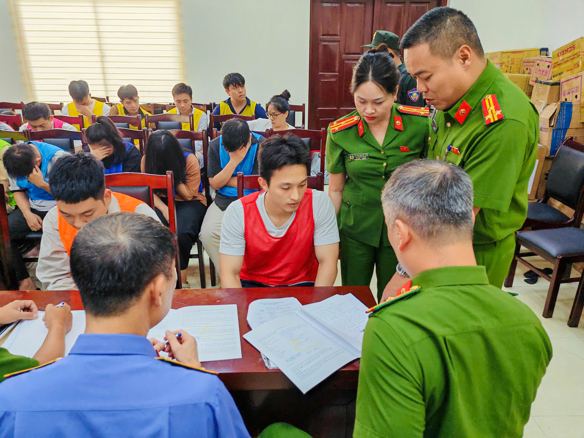 Công an lấy lời khai hàng trăm nghi phạm trong đường dây lừa đảo bán hợp đồng kỳ nghỉ - 2