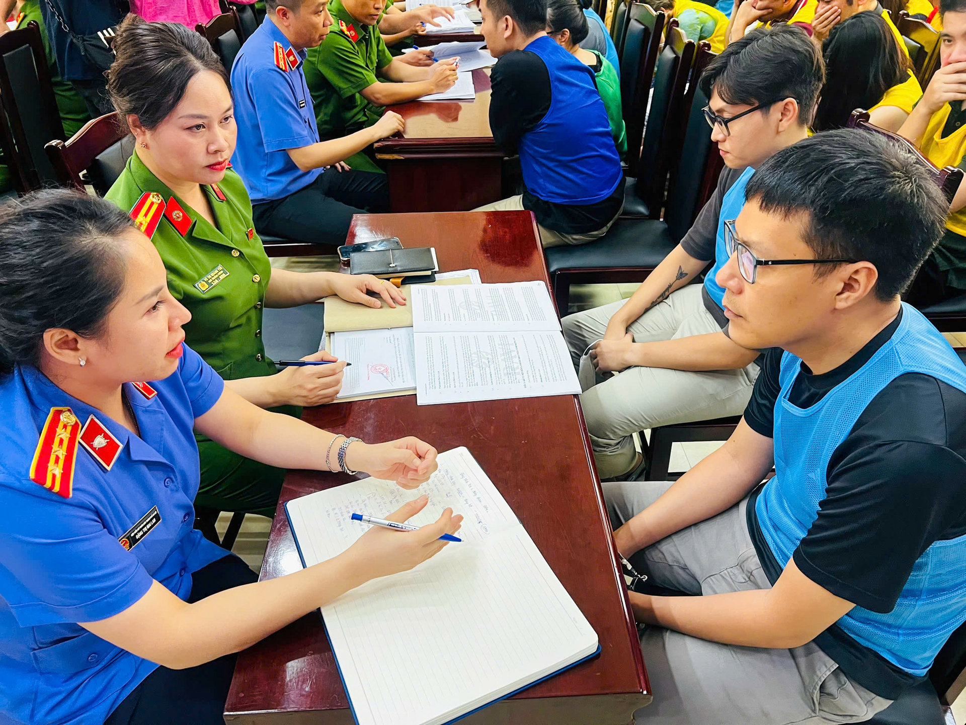 Công an lấy lời khai hàng trăm nghi phạm trong đường dây lừa đảo bán hợp đồng kỳ nghỉ - 6