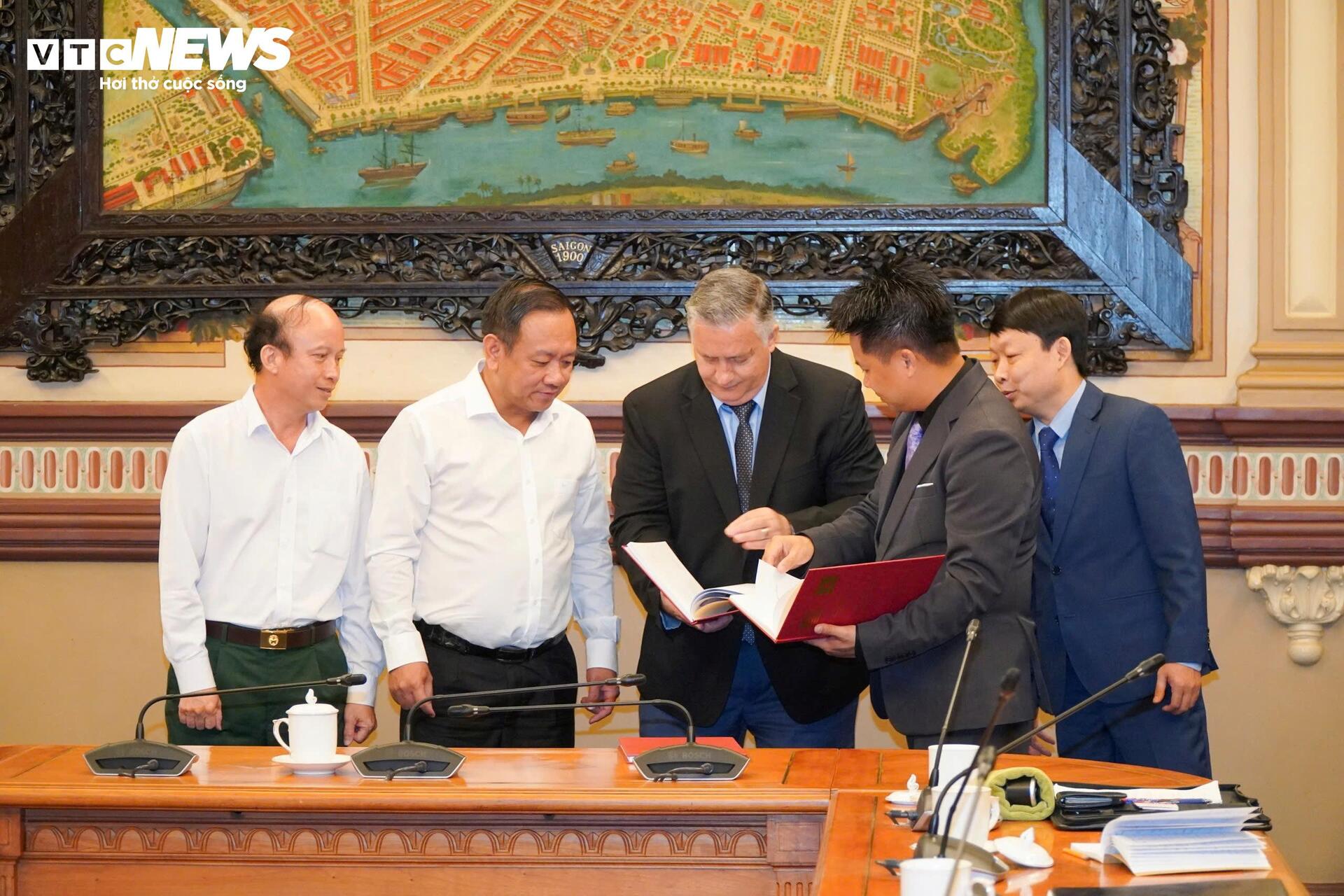 Nhóm chuyên gia Mỹ lưu giữ nhiều kỷ vật chiến trường, có thể giúp tìm mộ liệt sĩ - 1