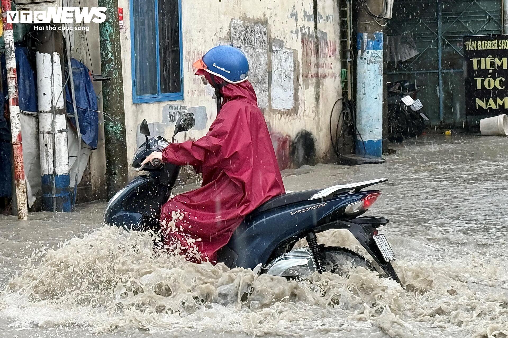 Quốc lộ 13 TP.HCM ngập như sông sau mưa, người dân bì bõm đẩy xe về nhà - 1