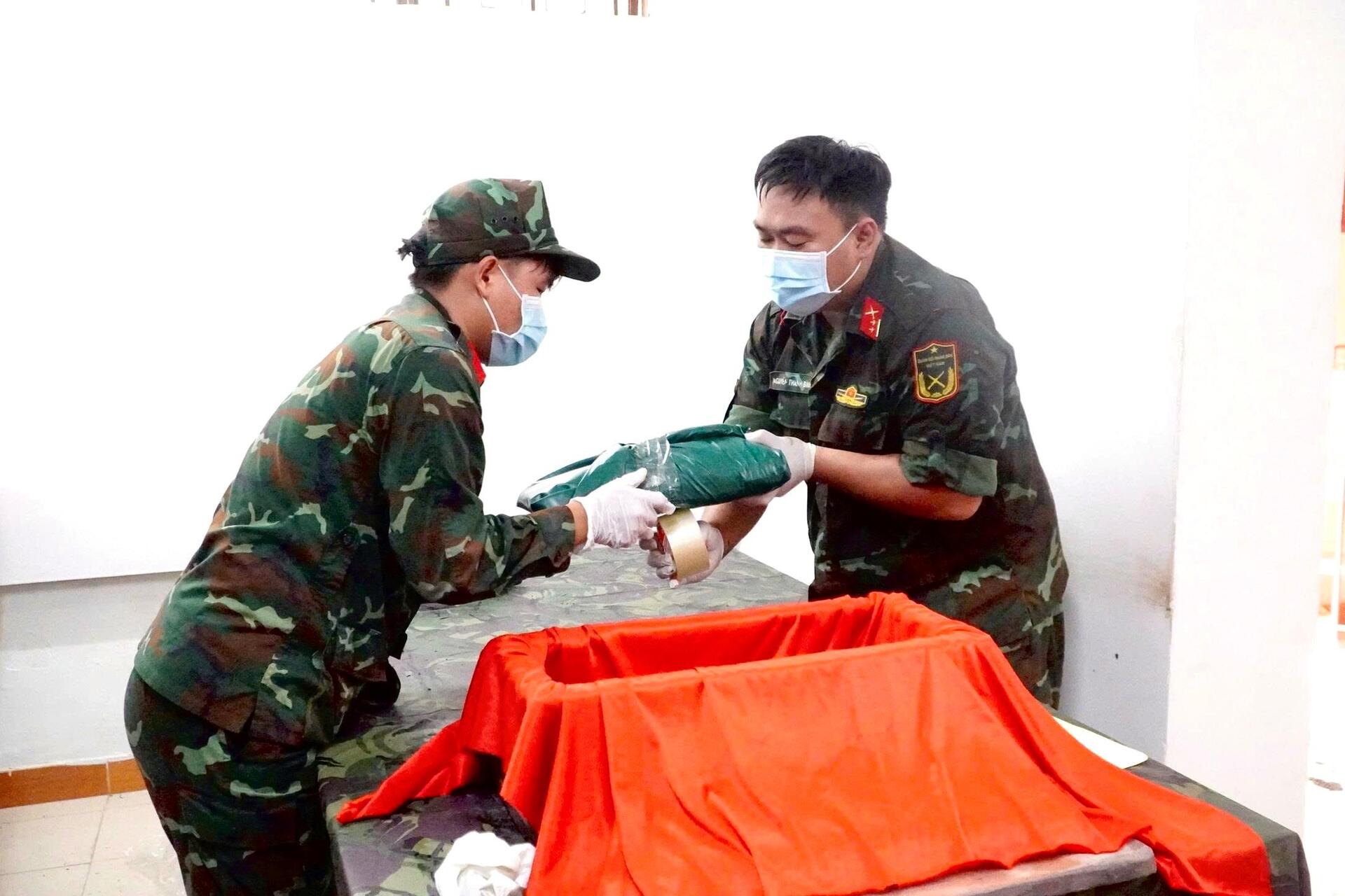 Xúc động hình ảnh cặp nhẫn vàng cạnh hài cốt liệt sĩ tại Công viên Lê Thị Riêng - 12