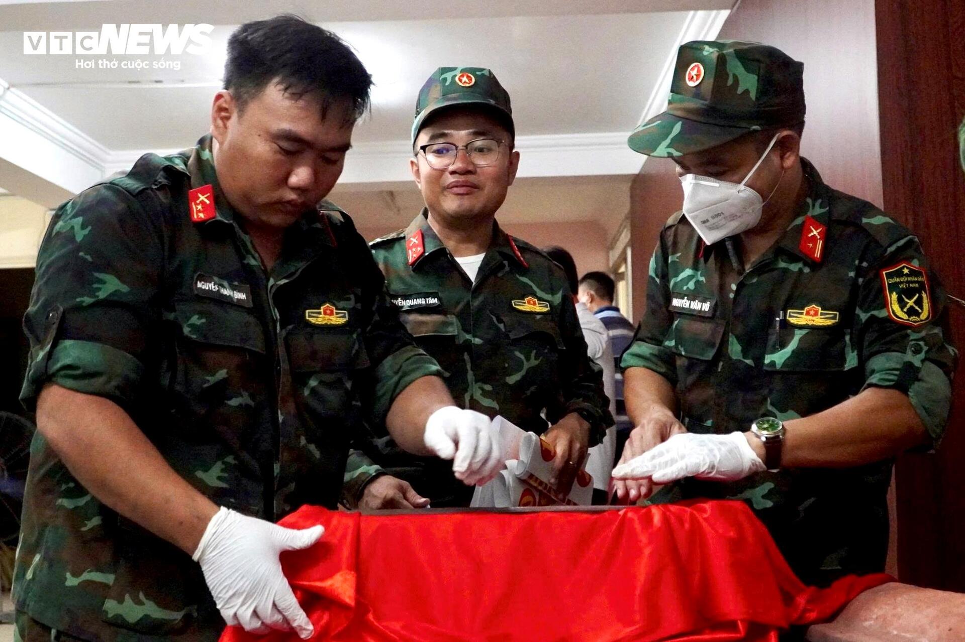 Xúc động hình ảnh cặp nhẫn vàng cạnh hài cốt liệt sĩ tại Công viên Lê Thị Riêng - 13