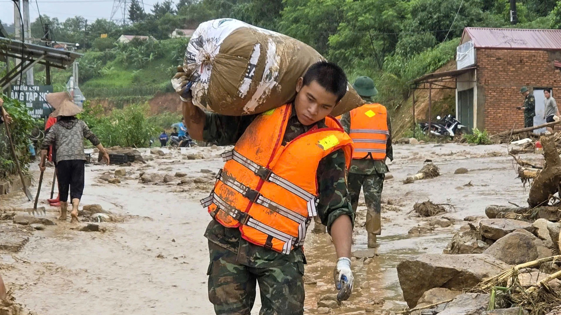 Cán bộ, chiến sĩ dầm mình trong mưa lũ ứng cứu người dân ở Lai Châu - 3