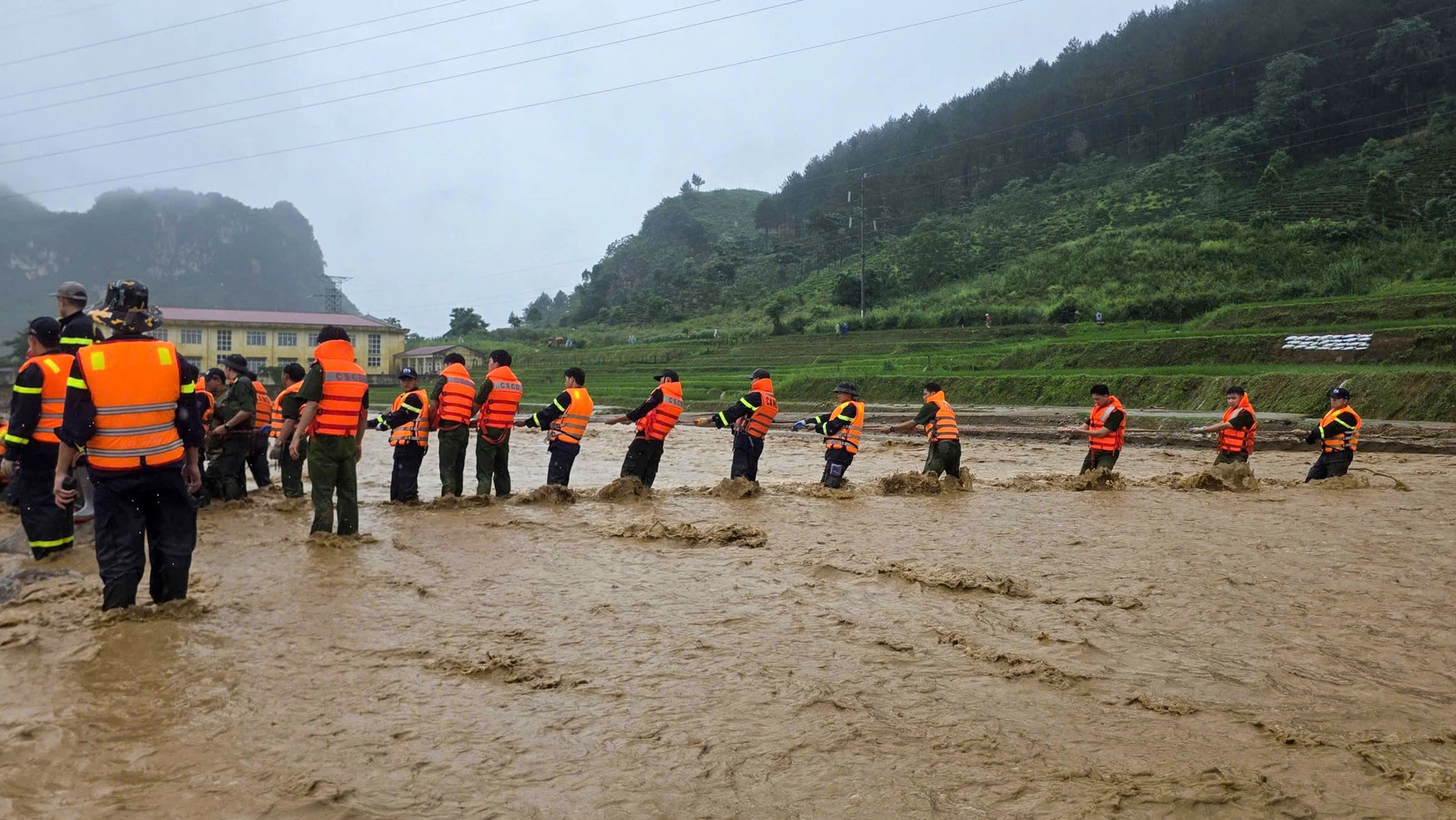 Cán bộ, chiến sĩ dầm mình trong mưa lũ ứng cứu người dân ở Lai Châu - 2