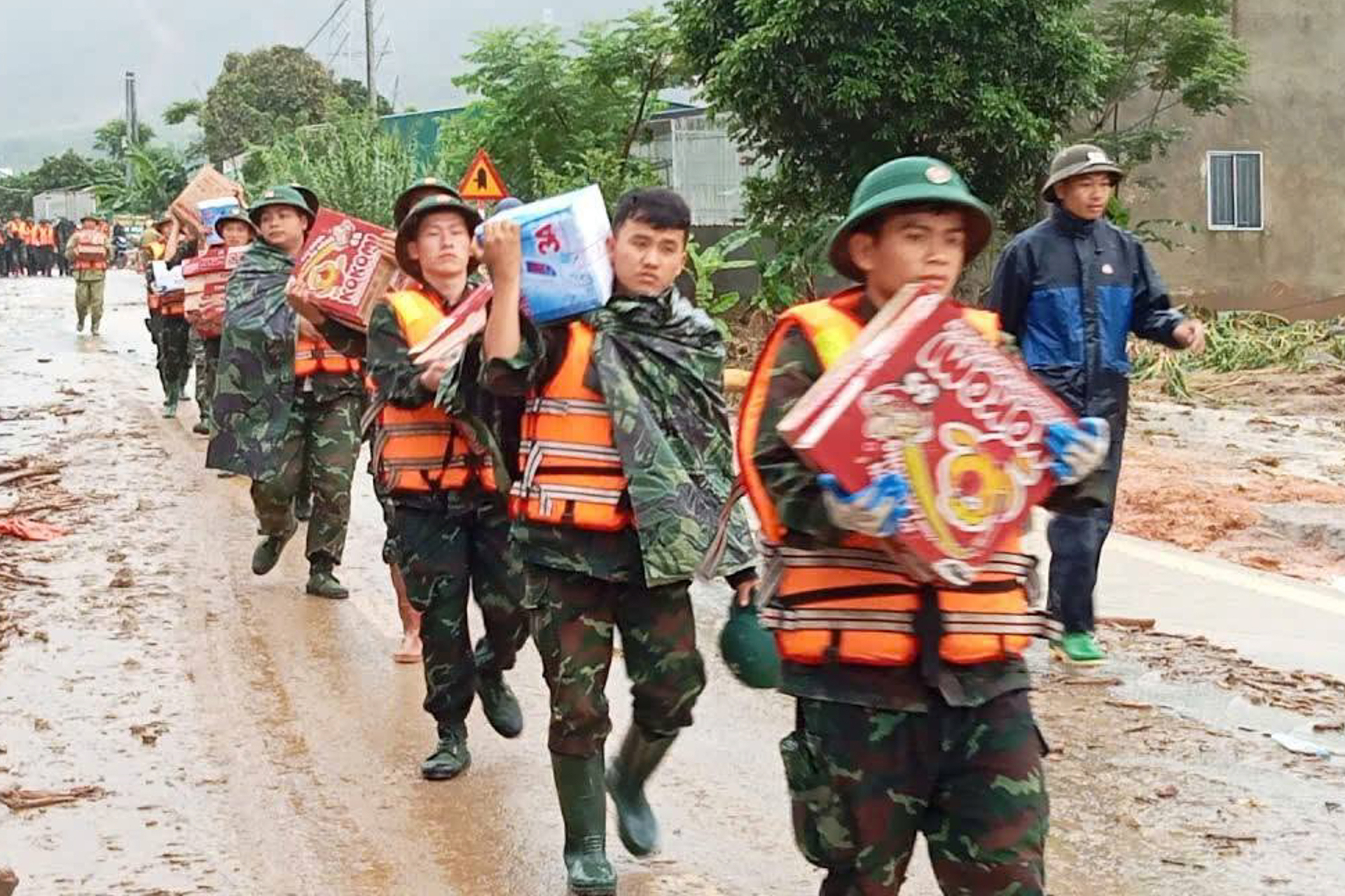 Cán bộ, chiến sĩ dầm mình trong mưa lũ ứng cứu người dân ở Lai Châu - 7