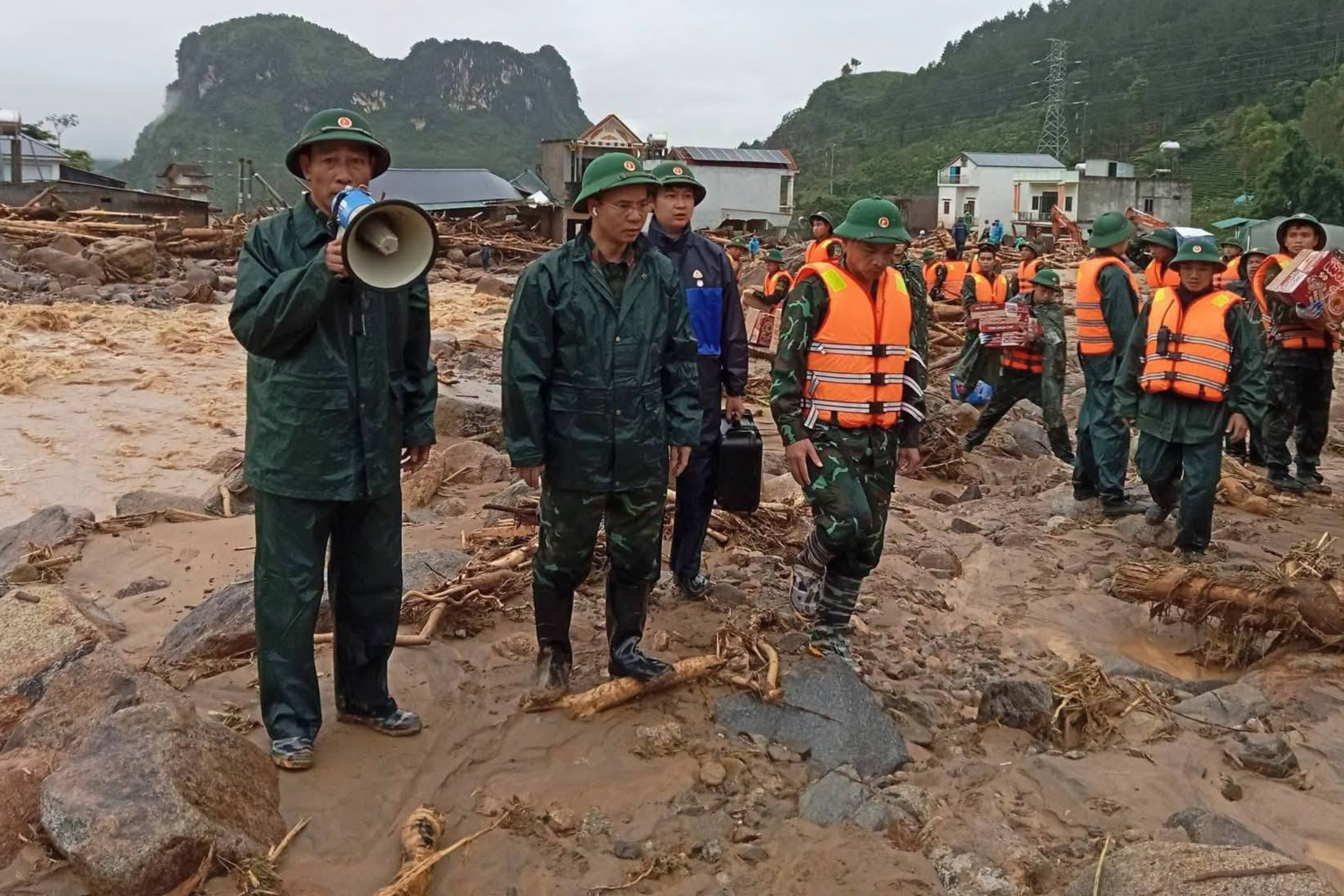 Cán bộ, chiến sĩ dầm mình trong mưa lũ ứng cứu người dân ở Lai Châu - 9
