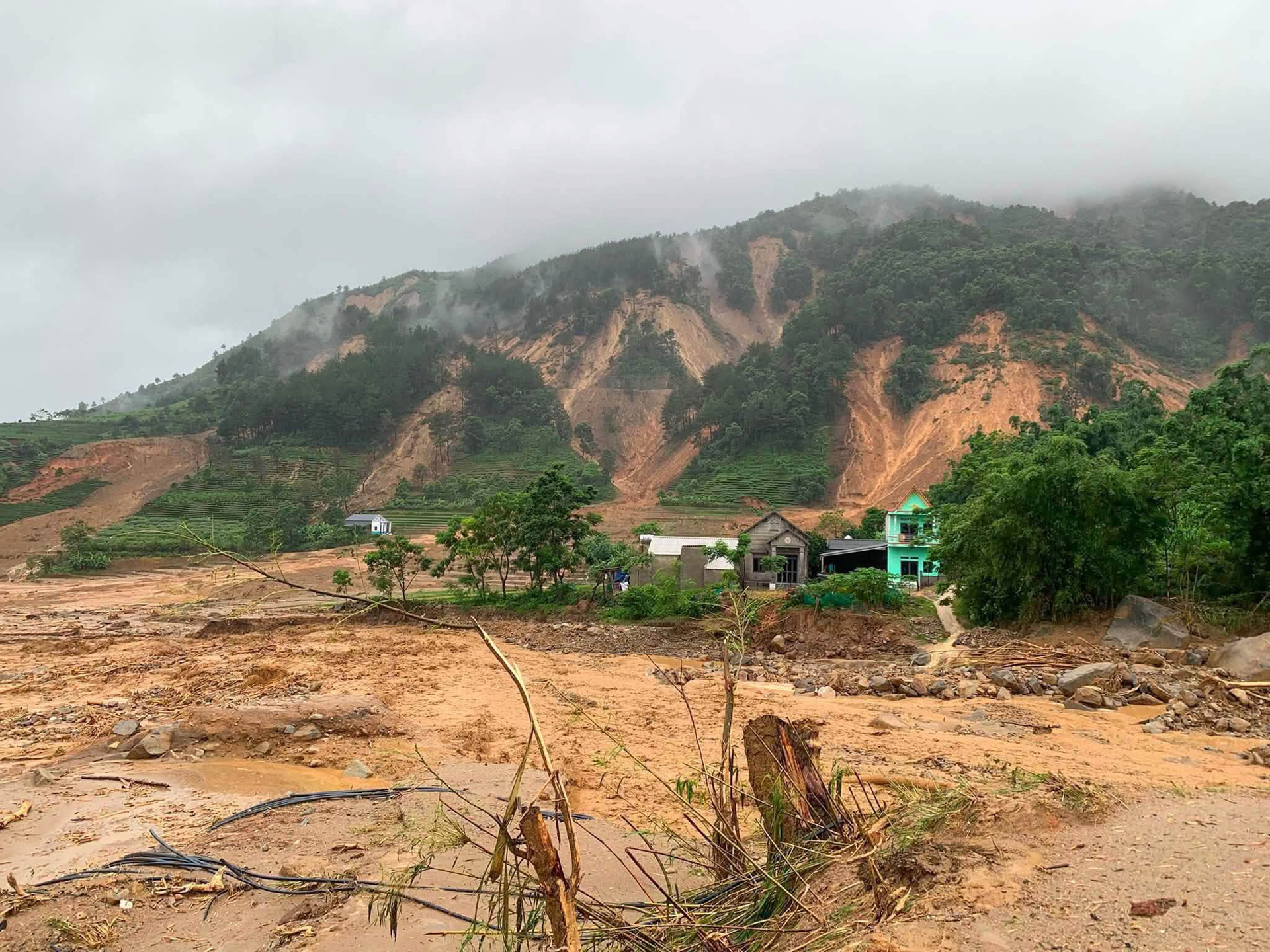 Lũ quét, sạt lở càn quét Lai Châu, Sơn La: 1 người tử vong, nhiều nhà sập - 4
