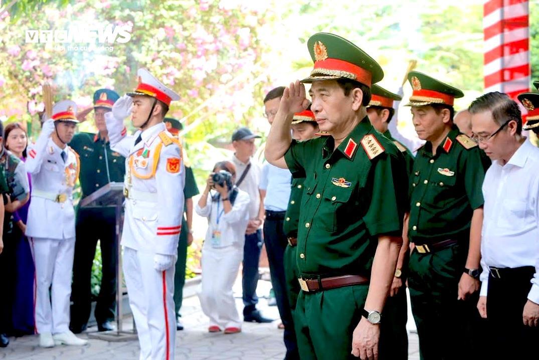Đại tướng Phan Văn Giang thăm lực lượng tìm hài cốt liệt sĩ tại Công viên Lê Thị Riêng - 2