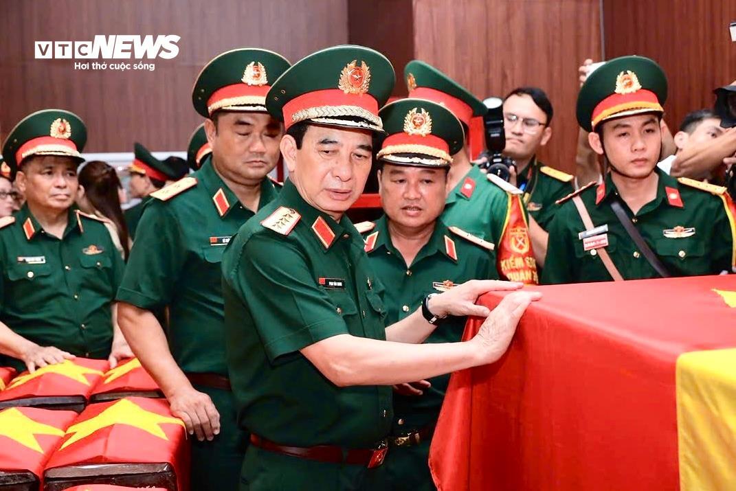 Đại tướng Phan Văn Giang thăm lực lượng tìm hài cốt liệt sĩ tại Công viên Lê Thị Riêng - 3