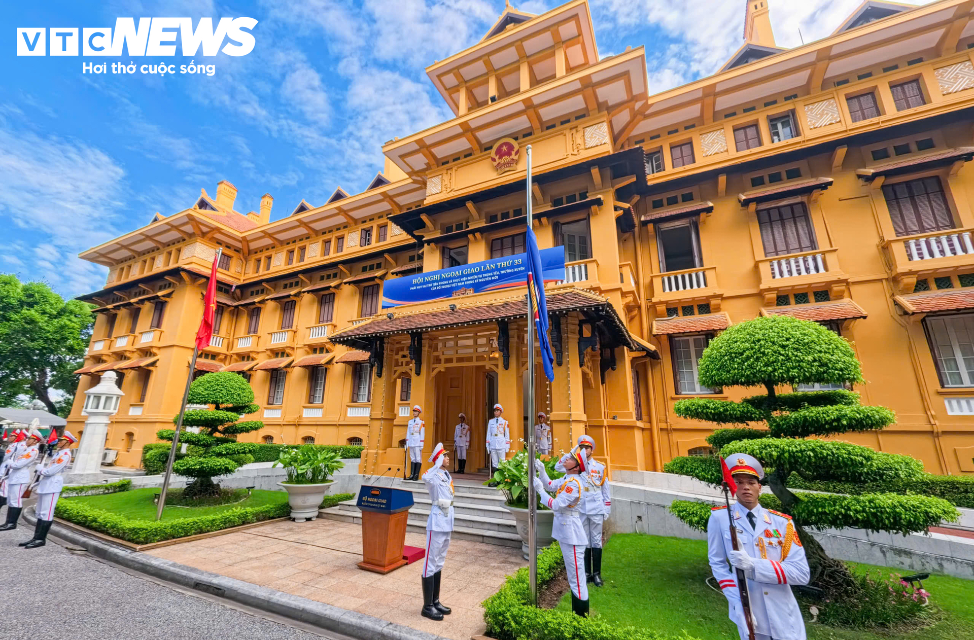 Lễ thượng cờ kỷ niệm 31 năm Việt Nam tham gia ASEAN - 1