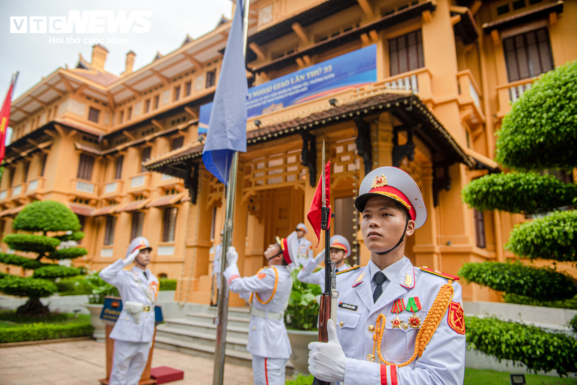 Lễ thượng cờ kỷ niệm 31 năm Việt Nam tham gia ASEAN - 10