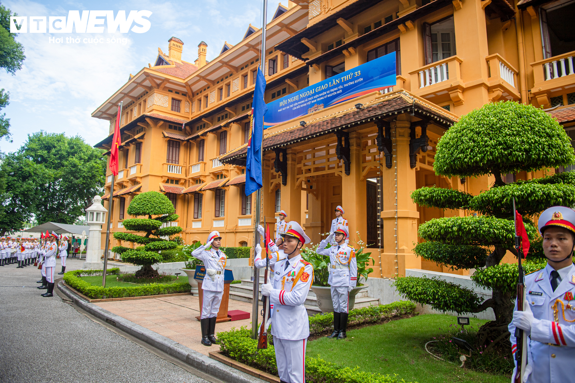 Lễ thượng cờ kỷ niệm 31 năm Việt Nam tham gia ASEAN - 9