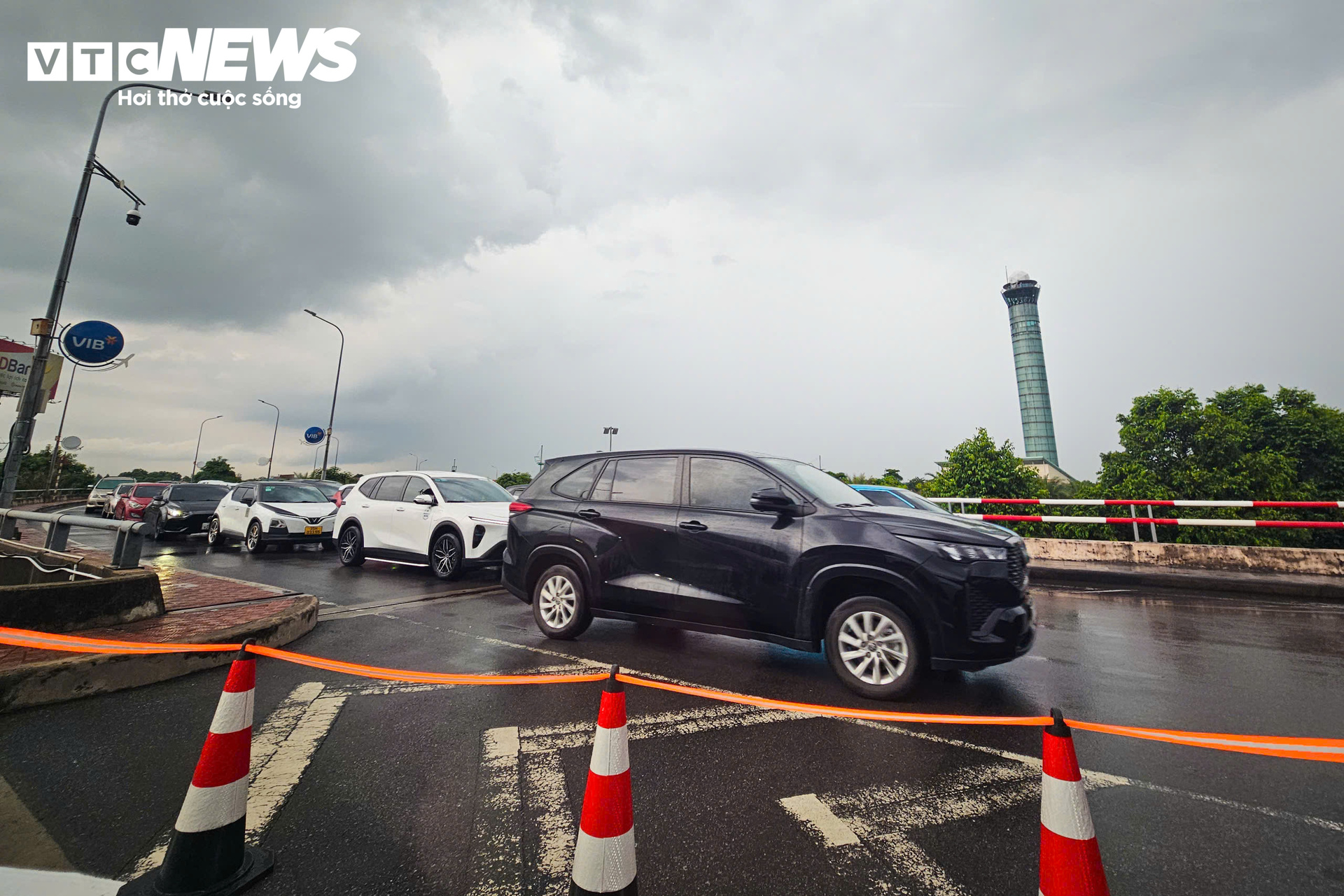 Anh Trường cho rằng phương án hiện nay gây nhiều khó khăn, đặc biệt với người cao tuổi, gia đình có trẻ nhỏ và khách nước ngoài. “Khách Việt nhiều khi còn khó hẹn nhau, huống chi khách quốc tế do bất đồng ngôn ngữ. Có thời điểm bãi xe rất đông, sau khi đi bộ vào đón khách quay ra, tôi còn phải mất thời gian tìm lại xe của mình”, anh nói.