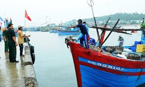 Hàng loạt tàu cá ngư dân miền Trung chìm trên đường chạy tránh bão số 10