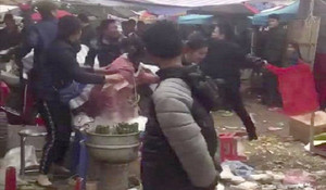 Nam thanh niên bị nhóm người cầm hung khí đánh gục trước cửa chùa